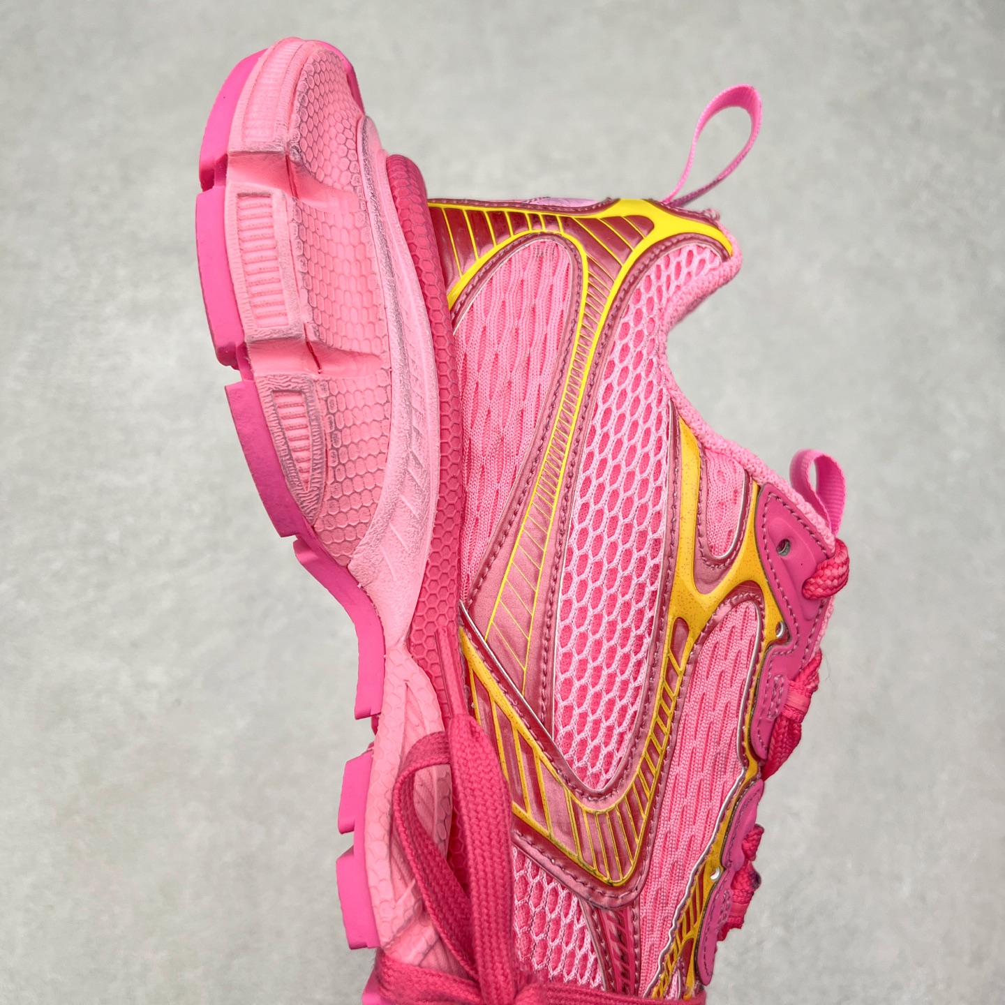 图片[6]-＃VG零售版 BALENCIAGA 3XL Sneakers 巴黎世家十代网布系带低帮走秀复古老爹鞋 全套原纸板楦头开发 最原汁原味的灵魂版型 全鞋荧光划线卡点 胶水把控整洁度追求极致完美 每一双都是工艺品 多重QC质检 超越公司货的品控标准 实实在在的免检产品 原盒原配 正确字体电绣 粗细、位置、大小正确 侧边TPU 透气孔匹配意产原版 正确分离大底 TPU软底 原版一致大底LOGO 立体感十足 原厂皮料水洗做旧 采购原厂网纱 不含皮革 网布材料和聚氨酯 磨损效果 鞋头边缘和后帮 Balenciaga 徽标 鞋面和后跟凸印尺码 鞋舌 3XL 橡胶品牌标识和反光细节 鞋帮拉袢和鞋舌拉祥 配反光细节 备用鞋带在鞋履前侧 可在穿着前取下 便于不同造型搭配 正常尺码 尺码：35 36 37 38 39 40 41 42 43 44 45 46-选品中心