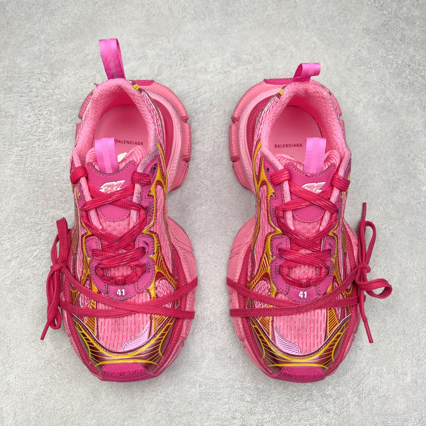 图片[2]-＃VG零售版 BALENCIAGA 3XL Sneakers 巴黎世家十代网布系带低帮走秀复古老爹鞋 全套原纸板楦头开发 最原汁原味的灵魂版型 全鞋荧光划线卡点 胶水把控整洁度追求极致完美 每一双都是工艺品 多重QC质检 超越公司货的品控标准 实实在在的免检产品 原盒原配 正确字体电绣 粗细、位置、大小正确 侧边TPU 透气孔匹配意产原版 正确分离大底 TPU软底 原版一致大底LOGO 立体感十足 原厂皮料水洗做旧 采购原厂网纱 不含皮革 网布材料和聚氨酯 磨损效果 鞋头边缘和后帮 Balenciaga 徽标 鞋面和后跟凸印尺码 鞋舌 3XL 橡胶品牌标识和反光细节 鞋帮拉袢和鞋舌拉祥 配反光细节 备用鞋带在鞋履前侧 可在穿着前取下 便于不同造型搭配 正常尺码 尺码：35 36 37 38 39 40 41 42 43 44 45 46-选品中心