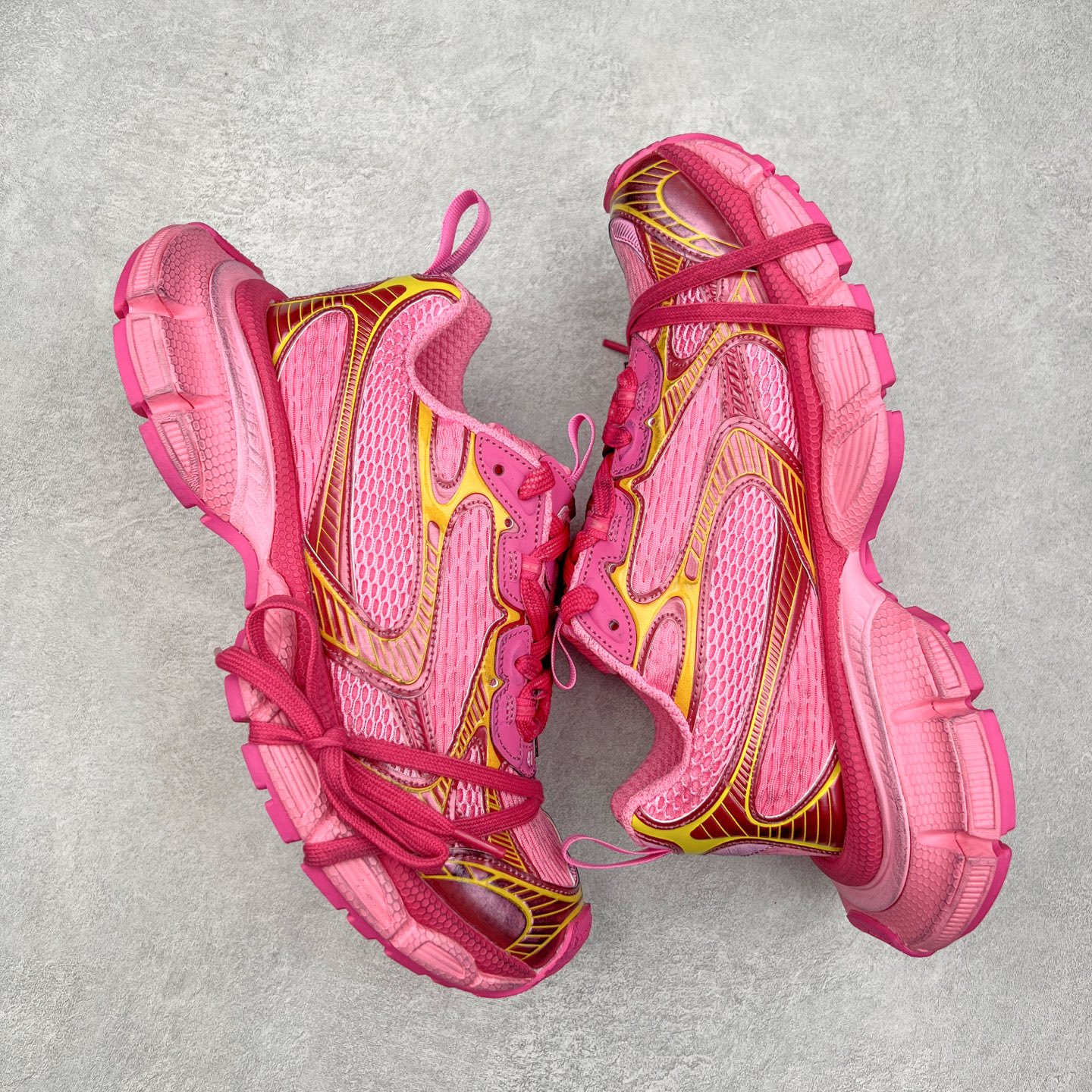 图片[3]-＃VG零售版 BALENCIAGA 3XL Sneakers 巴黎世家十代网布系带低帮走秀复古老爹鞋 全套原纸板楦头开发 最原汁原味的灵魂版型 全鞋荧光划线卡点 胶水把控整洁度追求极致完美 每一双都是工艺品 多重QC质检 超越公司货的品控标准 实实在在的免检产品 原盒原配 正确字体电绣 粗细、位置、大小正确 侧边TPU 透气孔匹配意产原版 正确分离大底 TPU软底 原版一致大底LOGO 立体感十足 原厂皮料水洗做旧 采购原厂网纱 不含皮革 网布材料和聚氨酯 磨损效果 鞋头边缘和后帮 Balenciaga 徽标 鞋面和后跟凸印尺码 鞋舌 3XL 橡胶品牌标识和反光细节 鞋帮拉袢和鞋舌拉祥 配反光细节 备用鞋带在鞋履前侧 可在穿着前取下 便于不同造型搭配 正常尺码 尺码：35 36 37 38 39 40 41 42 43 44 45 46-选品中心