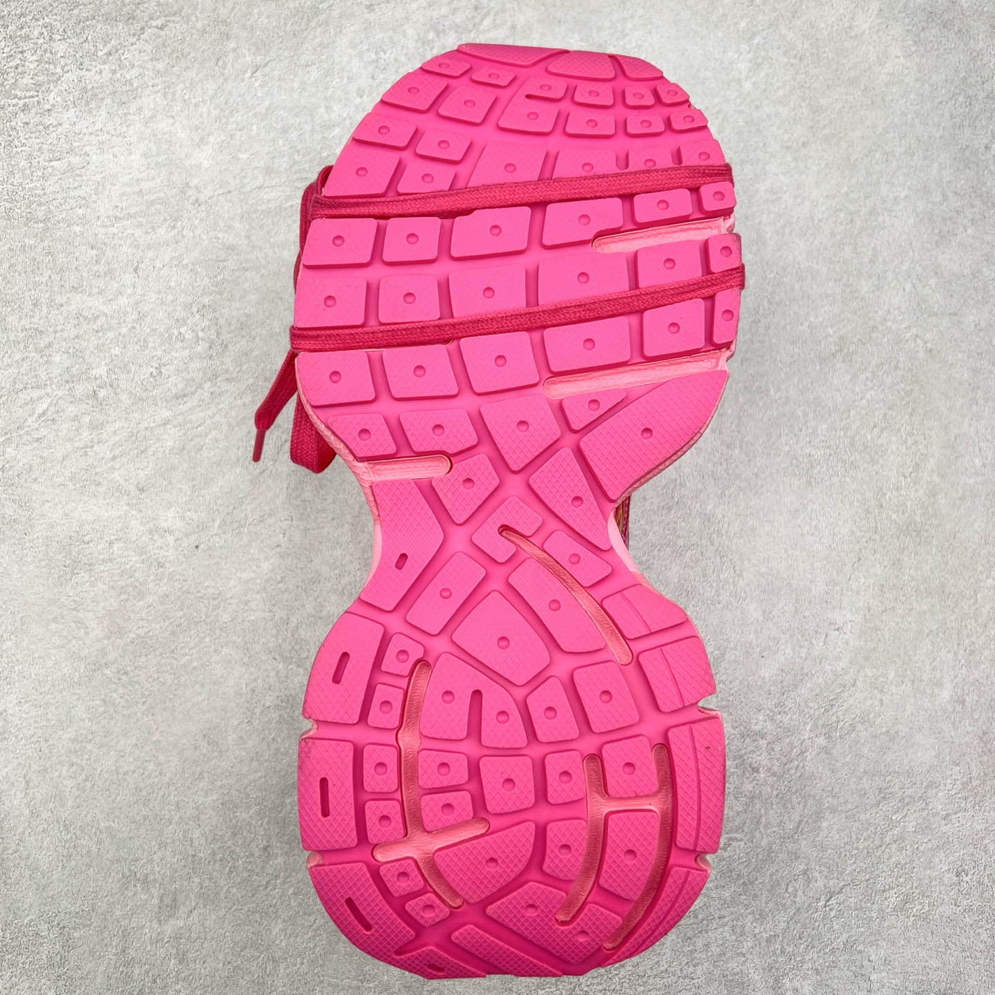 图片[9]-＃VG零售版 BALENCIAGA 3XL Sneakers 巴黎世家十代网布系带低帮走秀复古老爹鞋 全套原纸板楦头开发 最原汁原味的灵魂版型 全鞋荧光划线卡点 胶水把控整洁度追求极致完美 每一双都是工艺品 多重QC质检 超越公司货的品控标准 实实在在的免检产品 原盒原配 正确字体电绣 粗细、位置、大小正确 侧边TPU 透气孔匹配意产原版 正确分离大底 TPU软底 原版一致大底LOGO 立体感十足 原厂皮料水洗做旧 采购原厂网纱 不含皮革 网布材料和聚氨酯 磨损效果 鞋头边缘和后帮 Balenciaga 徽标 鞋面和后跟凸印尺码 鞋舌 3XL 橡胶品牌标识和反光细节 鞋帮拉袢和鞋舌拉祥 配反光细节 备用鞋带在鞋履前侧 可在穿着前取下 便于不同造型搭配 正常尺码 尺码：35 36 37 38 39 40 41 42 43 44 45 46-选品中心