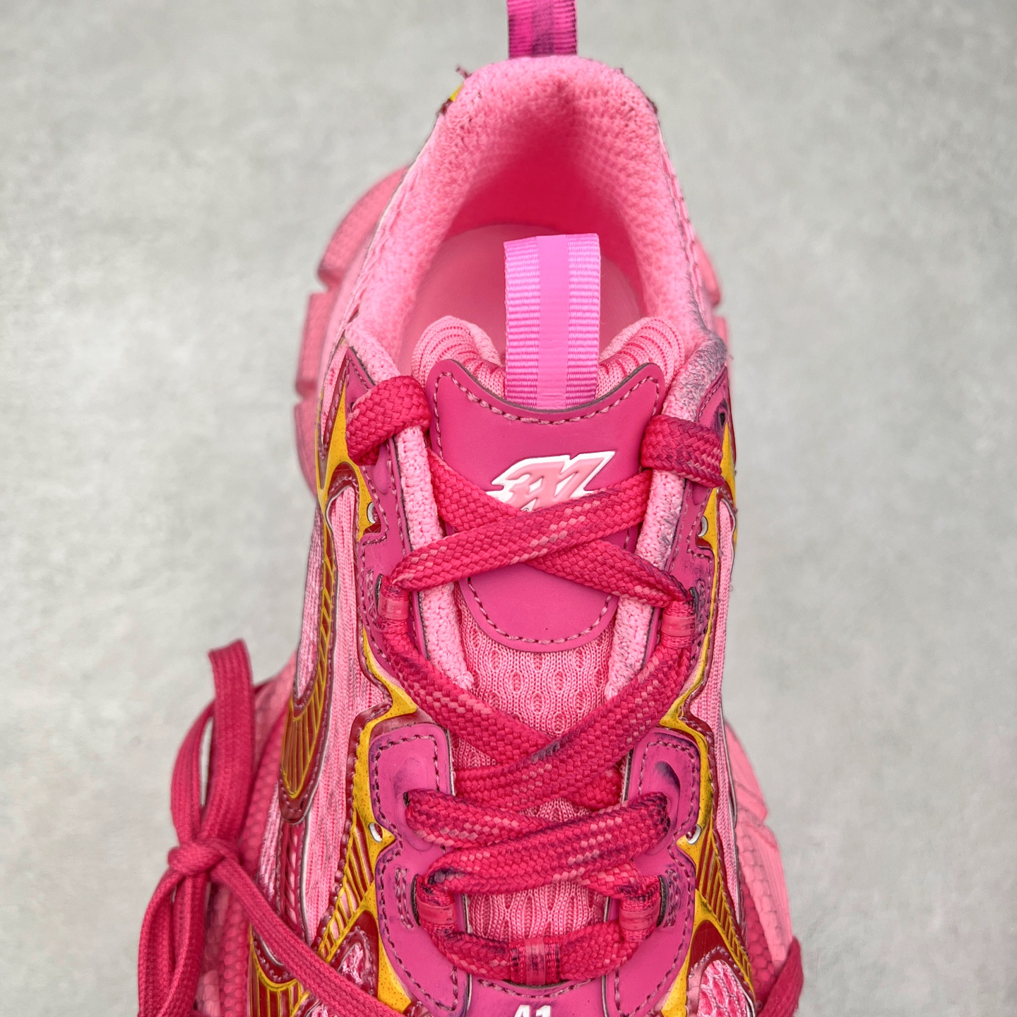 图片[5]-＃VG零售版 BALENCIAGA 3XL Sneakers 巴黎世家十代网布系带低帮走秀复古老爹鞋 全套原纸板楦头开发 最原汁原味的灵魂版型 全鞋荧光划线卡点 胶水把控整洁度追求极致完美 每一双都是工艺品 多重QC质检 超越公司货的品控标准 实实在在的免检产品 原盒原配 正确字体电绣 粗细、位置、大小正确 侧边TPU 透气孔匹配意产原版 正确分离大底 TPU软底 原版一致大底LOGO 立体感十足 原厂皮料水洗做旧 采购原厂网纱 不含皮革 网布材料和聚氨酯 磨损效果 鞋头边缘和后帮 Balenciaga 徽标 鞋面和后跟凸印尺码 鞋舌 3XL 橡胶品牌标识和反光细节 鞋帮拉袢和鞋舌拉祥 配反光细节 备用鞋带在鞋履前侧 可在穿着前取下 便于不同造型搭配 正常尺码 尺码：35 36 37 38 39 40 41 42 43 44 45 46-选品中心