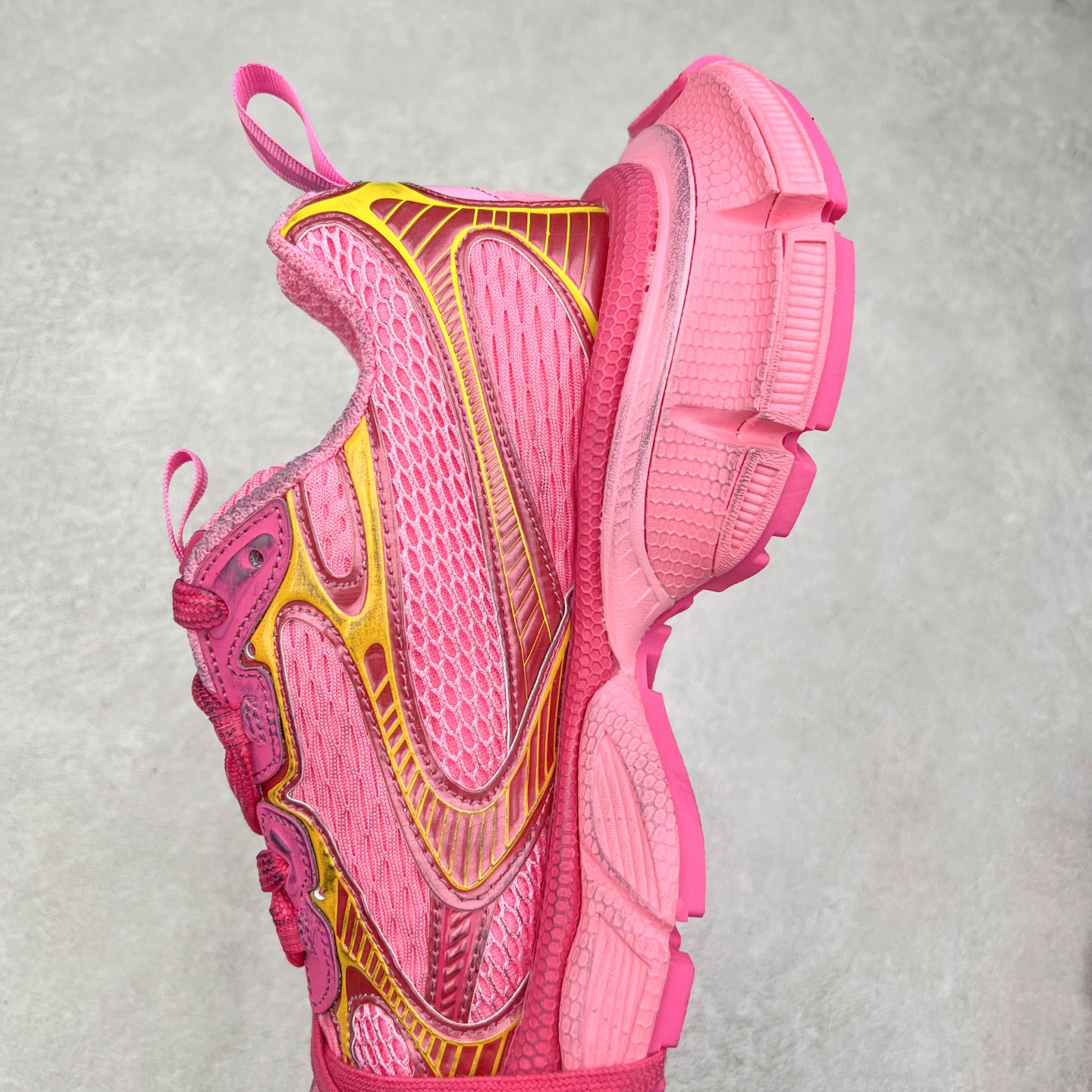 图片[7]-＃VG零售版 BALENCIAGA 3XL Sneakers 巴黎世家十代网布系带低帮走秀复古老爹鞋 全套原纸板楦头开发 最原汁原味的灵魂版型 全鞋荧光划线卡点 胶水把控整洁度追求极致完美 每一双都是工艺品 多重QC质检 超越公司货的品控标准 实实在在的免检产品 原盒原配 正确字体电绣 粗细、位置、大小正确 侧边TPU 透气孔匹配意产原版 正确分离大底 TPU软底 原版一致大底LOGO 立体感十足 原厂皮料水洗做旧 采购原厂网纱 不含皮革 网布材料和聚氨酯 磨损效果 鞋头边缘和后帮 Balenciaga 徽标 鞋面和后跟凸印尺码 鞋舌 3XL 橡胶品牌标识和反光细节 鞋帮拉袢和鞋舌拉祥 配反光细节 备用鞋带在鞋履前侧 可在穿着前取下 便于不同造型搭配 正常尺码 尺码：35 36 37 38 39 40 41 42 43 44 45 46-选品中心