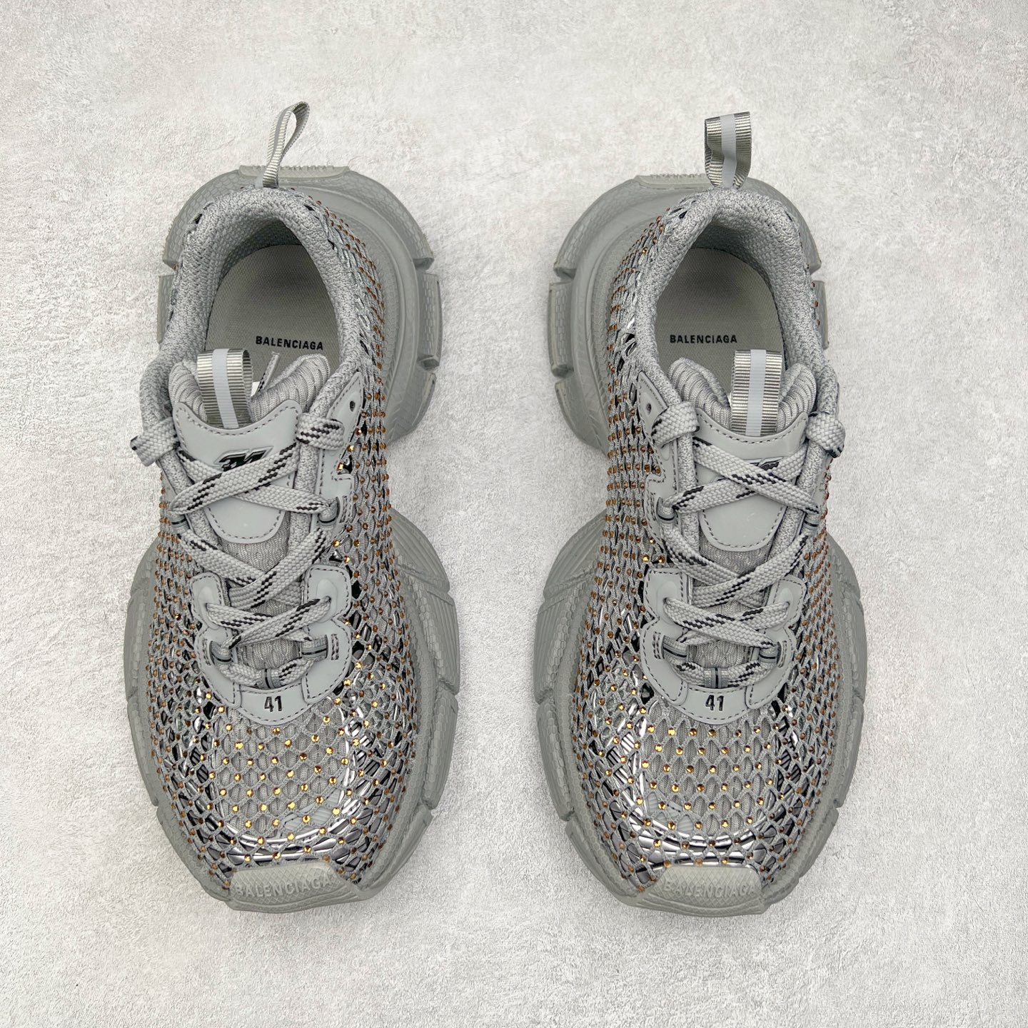 图片[2]-＃VG零售版 BALENCIAGA 3XL Sneakers 巴黎世家十代网布系带低帮走秀复古老爹鞋 全套原纸板楦头开发 最原汁原味的灵魂版型 全鞋荧光划线卡点 胶水把控整洁度追求极致完美 每一双都是工艺品 多重QC质检 超越公司货的品控标准 实实在在的免检产品 原盒原配 正确字体电绣 粗细、位置、大小正确 侧边TPU 透气孔匹配意产原版 正确分离大底 TPU软底 原版一致大底LOGO 立体感十足 原厂皮料水洗做旧 采购原厂网纱 不含皮革 网布材料和聚氨酯 磨损效果 鞋头边缘和后帮 Balenciaga 徽标 鞋面和后跟凸印尺码 鞋舌 3XL 橡胶品牌标识和反光细节 鞋帮拉袢和鞋舌拉祥 配反光细节 备用鞋带在鞋履前侧 可在穿着前取下 便于不同造型搭配 正常尺码 尺码：35 36 37 38 39 40 41 42 43 44 45 46-选品中心