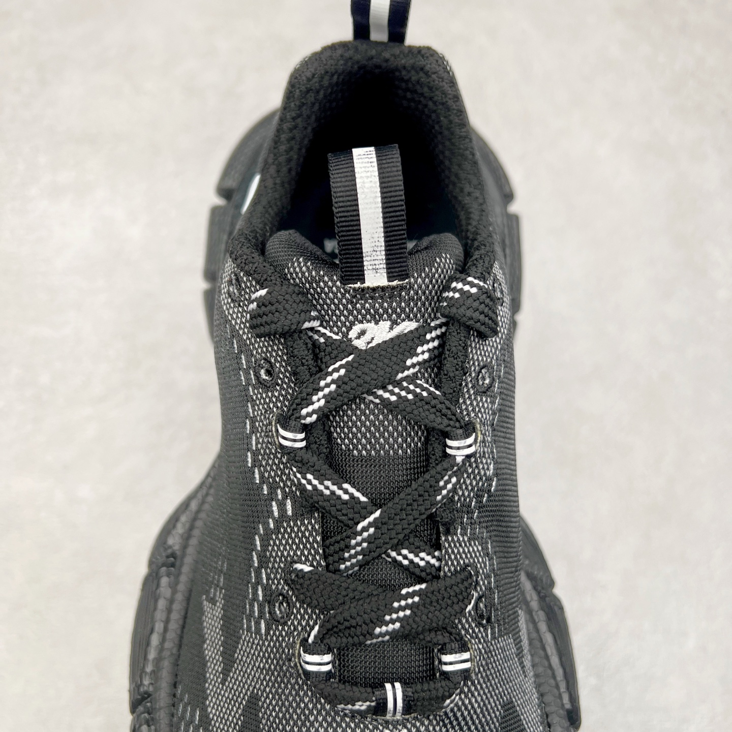 图片[5]-＃VG零售版 BALENCIAGA 3XL Sneakers 巴黎世家十代网布系带低帮走秀复古老爹鞋 全套原纸板楦头开发 最原汁原味的灵魂版型 全鞋荧光划线卡点 胶水把控整洁度追求极致完美 每一双都是工艺品 多重QC质检 超越公司货的品控标准 实实在在的免检产品 原盒原配 正确字体电绣 粗细、位置、大小正确 侧边TPU 透气孔匹配意产原版 正确分离大底 TPU软底 原版一致大底LOGO 立体感十足 原厂皮料水洗做旧 采购原厂网纱 不含皮革 网布材料和聚氨酯 磨损效果 鞋头边缘和后帮 Balenciaga 徽标 鞋面和后跟凸印尺码 鞋舌 3XL 橡胶品牌标识和反光细节 鞋帮拉袢和鞋舌拉祥 配反光细节 备用鞋带在鞋履前侧 可在穿着前取下 便于不同造型搭配 正常尺码 尺码：35 36 37 38 39 40 41 42 43 44 45 46-选品中心