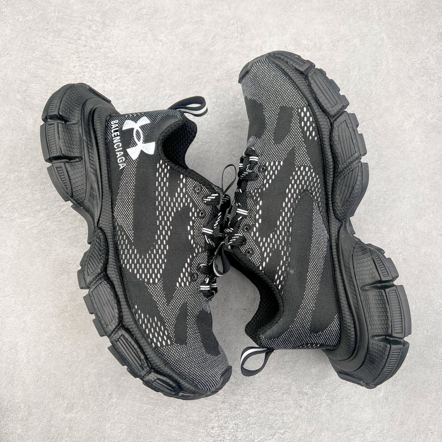 图片[3]-＃VG零售版 BALENCIAGA 3XL Sneakers 巴黎世家十代网布系带低帮走秀复古老爹鞋 全套原纸板楦头开发 最原汁原味的灵魂版型 全鞋荧光划线卡点 胶水把控整洁度追求极致完美 每一双都是工艺品 多重QC质检 超越公司货的品控标准 实实在在的免检产品 原盒原配 正确字体电绣 粗细、位置、大小正确 侧边TPU 透气孔匹配意产原版 正确分离大底 TPU软底 原版一致大底LOGO 立体感十足 原厂皮料水洗做旧 采购原厂网纱 不含皮革 网布材料和聚氨酯 磨损效果 鞋头边缘和后帮 Balenciaga 徽标 鞋面和后跟凸印尺码 鞋舌 3XL 橡胶品牌标识和反光细节 鞋帮拉袢和鞋舌拉祥 配反光细节 备用鞋带在鞋履前侧 可在穿着前取下 便于不同造型搭配 正常尺码 尺码：35 36 37 38 39 40 41 42 43 44 45 46-选品中心