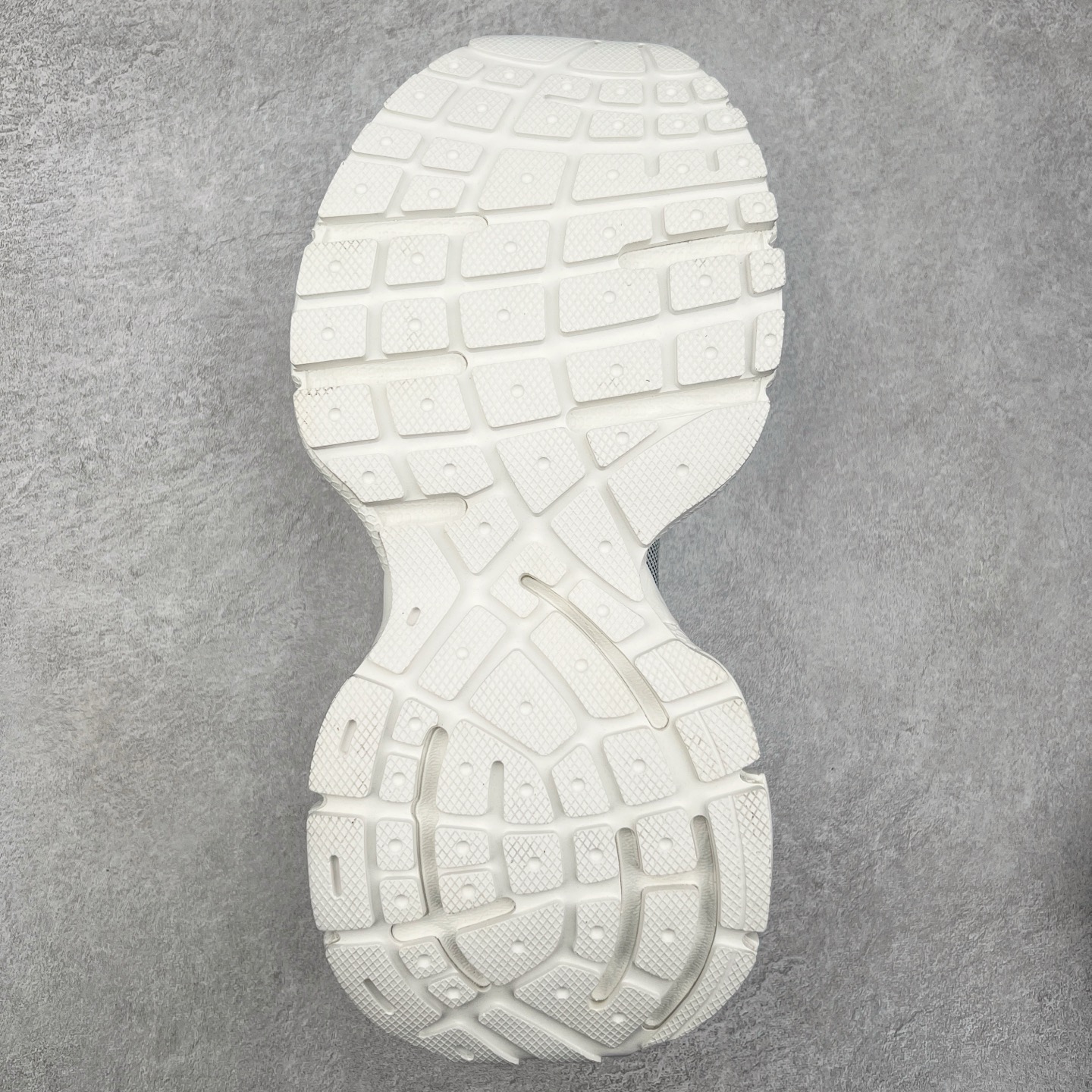 图片[9]-＃VG零售版 BALENCIAGA 3XL Sneakers 巴黎世家十代网布系带低帮走秀复古老爹鞋 全套原纸板楦头开发 最原汁原味的灵魂版型 全鞋荧光划线卡点 胶水把控整洁度追求极致完美 每一双都是工艺品 多重QC质检 超越公司货的品控标准 实实在在的免检产品 原盒原配 正确字体电绣 粗细、位置、大小正确 侧边TPU 透气孔匹配意产原版 正确分离大底 TPU软底 原版一致大底LOGO 立体感十足 原厂皮料水洗做旧 采购原厂网纱 不含皮革 网布材料和聚氨酯 磨损效果 鞋头边缘和后帮 Balenciaga 徽标 鞋面和后跟凸印尺码 鞋舌 3XL 橡胶品牌标识和反光细节 鞋帮拉袢和鞋舌拉祥 配反光细节 备用鞋带在鞋履前侧 可在穿着前取下 便于不同造型搭配 正常尺码 尺码：35 36 37 38 39 40 41 42 43 44 45 46-选品中心