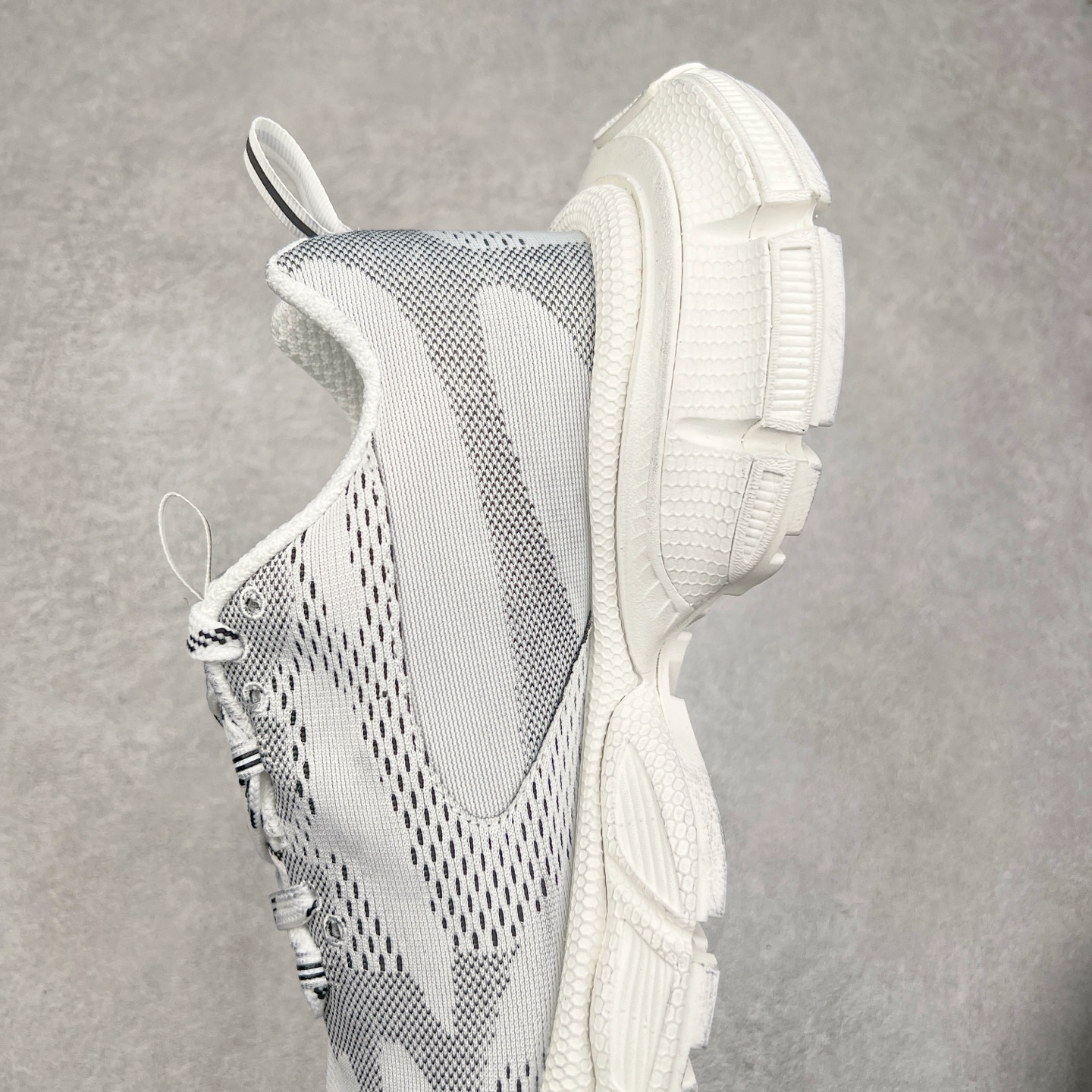 图片[7]-＃VG零售版 BALENCIAGA 3XL Sneakers 巴黎世家十代网布系带低帮走秀复古老爹鞋 全套原纸板楦头开发 最原汁原味的灵魂版型 全鞋荧光划线卡点 胶水把控整洁度追求极致完美 每一双都是工艺品 多重QC质检 超越公司货的品控标准 实实在在的免检产品 原盒原配 正确字体电绣 粗细、位置、大小正确 侧边TPU 透气孔匹配意产原版 正确分离大底 TPU软底 原版一致大底LOGO 立体感十足 原厂皮料水洗做旧 采购原厂网纱 不含皮革 网布材料和聚氨酯 磨损效果 鞋头边缘和后帮 Balenciaga 徽标 鞋面和后跟凸印尺码 鞋舌 3XL 橡胶品牌标识和反光细节 鞋帮拉袢和鞋舌拉祥 配反光细节 备用鞋带在鞋履前侧 可在穿着前取下 便于不同造型搭配 正常尺码 尺码：35 36 37 38 39 40 41 42 43 44 45 46-选品中心