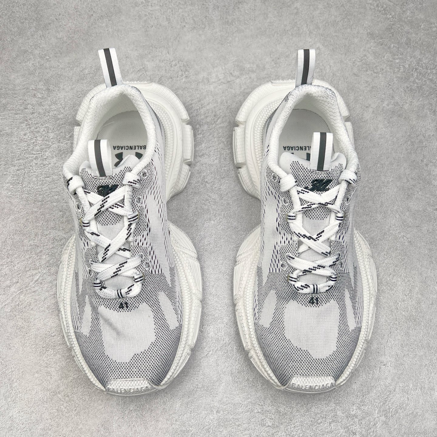 图片[2]-＃VG零售版 BALENCIAGA 3XL Sneakers 巴黎世家十代网布系带低帮走秀复古老爹鞋 全套原纸板楦头开发 最原汁原味的灵魂版型 全鞋荧光划线卡点 胶水把控整洁度追求极致完美 每一双都是工艺品 多重QC质检 超越公司货的品控标准 实实在在的免检产品 原盒原配 正确字体电绣 粗细、位置、大小正确 侧边TPU 透气孔匹配意产原版 正确分离大底 TPU软底 原版一致大底LOGO 立体感十足 原厂皮料水洗做旧 采购原厂网纱 不含皮革 网布材料和聚氨酯 磨损效果 鞋头边缘和后帮 Balenciaga 徽标 鞋面和后跟凸印尺码 鞋舌 3XL 橡胶品牌标识和反光细节 鞋帮拉袢和鞋舌拉祥 配反光细节 备用鞋带在鞋履前侧 可在穿着前取下 便于不同造型搭配 正常尺码 尺码：35 36 37 38 39 40 41 42 43 44 45 46-选品中心