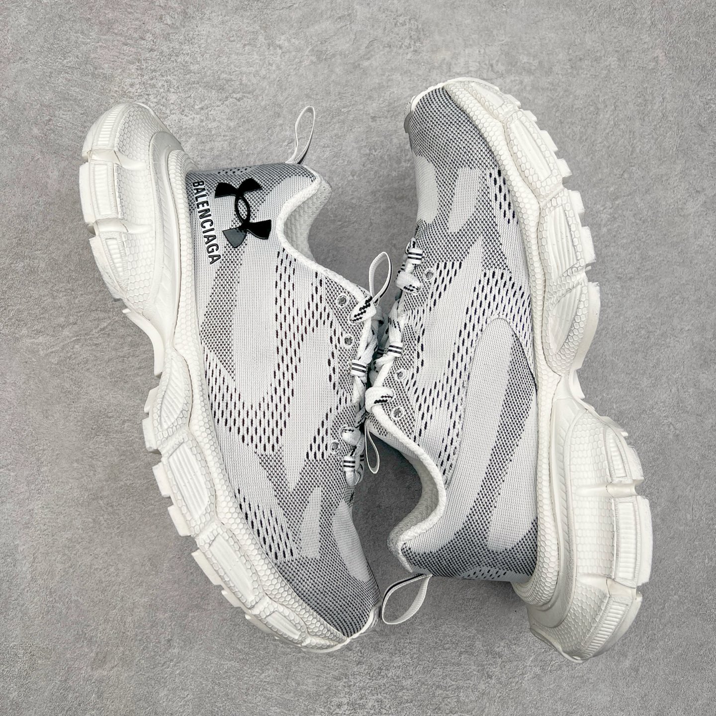 图片[3]-＃VG零售版 BALENCIAGA 3XL Sneakers 巴黎世家十代网布系带低帮走秀复古老爹鞋 全套原纸板楦头开发 最原汁原味的灵魂版型 全鞋荧光划线卡点 胶水把控整洁度追求极致完美 每一双都是工艺品 多重QC质检 超越公司货的品控标准 实实在在的免检产品 原盒原配 正确字体电绣 粗细、位置、大小正确 侧边TPU 透气孔匹配意产原版 正确分离大底 TPU软底 原版一致大底LOGO 立体感十足 原厂皮料水洗做旧 采购原厂网纱 不含皮革 网布材料和聚氨酯 磨损效果 鞋头边缘和后帮 Balenciaga 徽标 鞋面和后跟凸印尺码 鞋舌 3XL 橡胶品牌标识和反光细节 鞋帮拉袢和鞋舌拉祥 配反光细节 备用鞋带在鞋履前侧 可在穿着前取下 便于不同造型搭配 正常尺码 尺码：35 36 37 38 39 40 41 42 43 44 45 46-选品中心