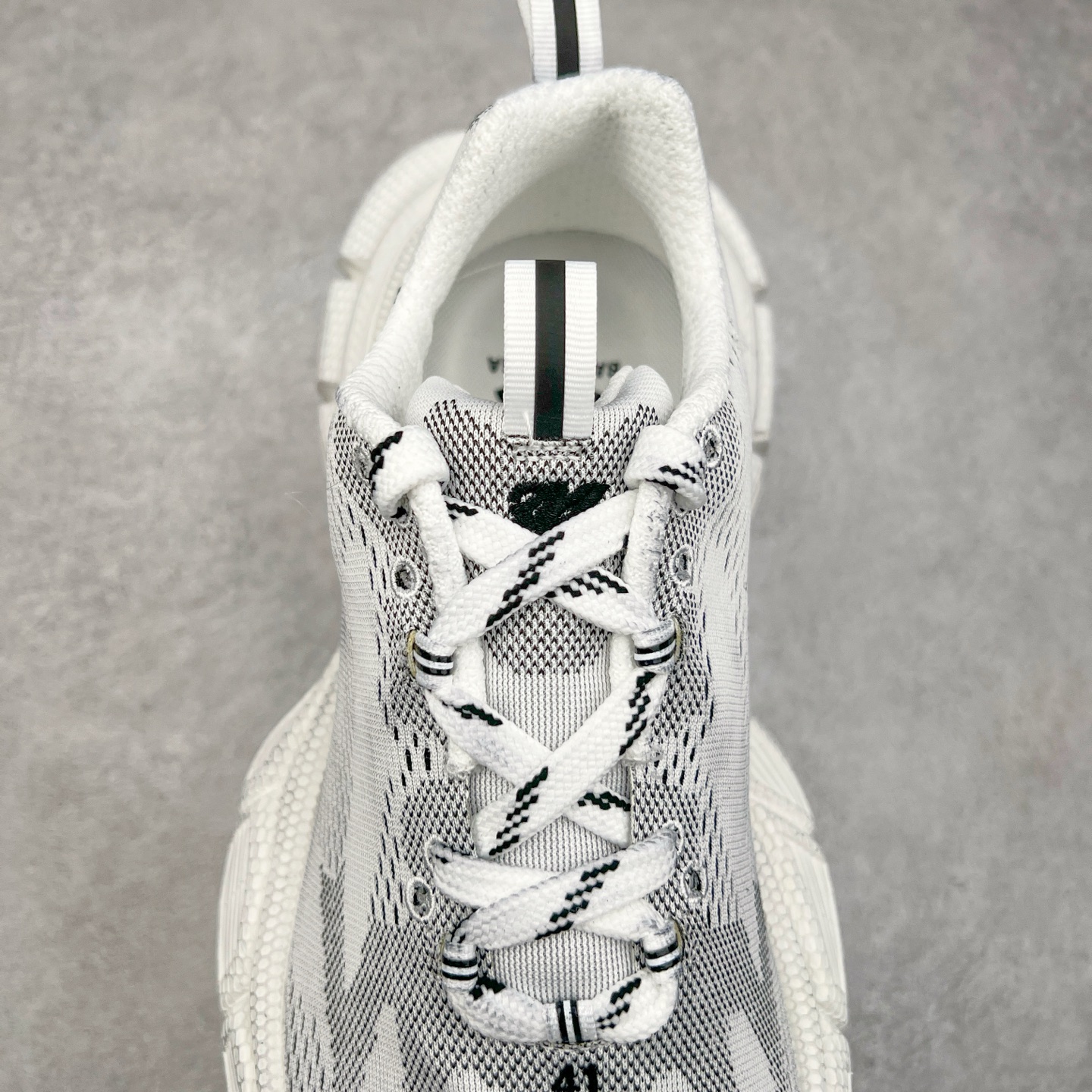 图片[5]-＃VG零售版 BALENCIAGA 3XL Sneakers 巴黎世家十代网布系带低帮走秀复古老爹鞋 全套原纸板楦头开发 最原汁原味的灵魂版型 全鞋荧光划线卡点 胶水把控整洁度追求极致完美 每一双都是工艺品 多重QC质检 超越公司货的品控标准 实实在在的免检产品 原盒原配 正确字体电绣 粗细、位置、大小正确 侧边TPU 透气孔匹配意产原版 正确分离大底 TPU软底 原版一致大底LOGO 立体感十足 原厂皮料水洗做旧 采购原厂网纱 不含皮革 网布材料和聚氨酯 磨损效果 鞋头边缘和后帮 Balenciaga 徽标 鞋面和后跟凸印尺码 鞋舌 3XL 橡胶品牌标识和反光细节 鞋帮拉袢和鞋舌拉祥 配反光细节 备用鞋带在鞋履前侧 可在穿着前取下 便于不同造型搭配 正常尺码 尺码：35 36 37 38 39 40 41 42 43 44 45 46-选品中心