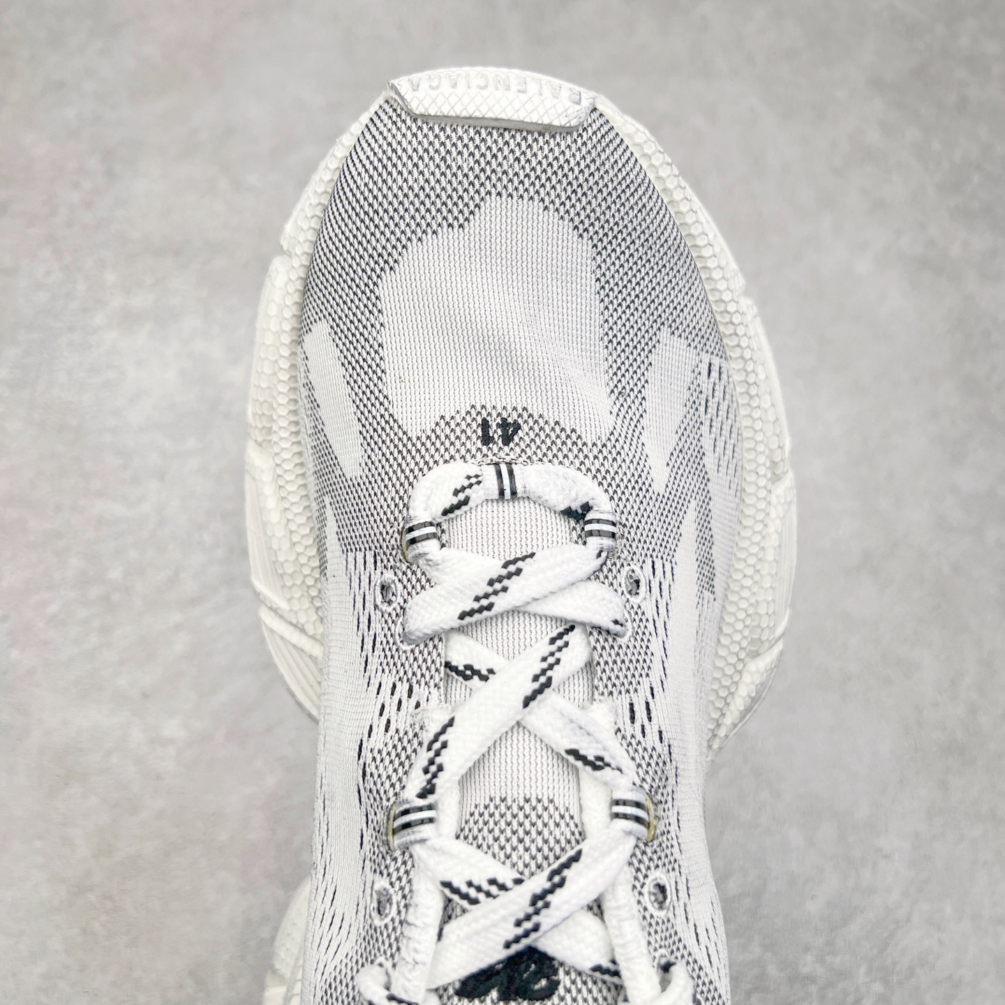 图片[4]-＃VG零售版 BALENCIAGA 3XL Sneakers 巴黎世家十代网布系带低帮走秀复古老爹鞋 全套原纸板楦头开发 最原汁原味的灵魂版型 全鞋荧光划线卡点 胶水把控整洁度追求极致完美 每一双都是工艺品 多重QC质检 超越公司货的品控标准 实实在在的免检产品 原盒原配 正确字体电绣 粗细、位置、大小正确 侧边TPU 透气孔匹配意产原版 正确分离大底 TPU软底 原版一致大底LOGO 立体感十足 原厂皮料水洗做旧 采购原厂网纱 不含皮革 网布材料和聚氨酯 磨损效果 鞋头边缘和后帮 Balenciaga 徽标 鞋面和后跟凸印尺码 鞋舌 3XL 橡胶品牌标识和反光细节 鞋帮拉袢和鞋舌拉祥 配反光细节 备用鞋带在鞋履前侧 可在穿着前取下 便于不同造型搭配 正常尺码 尺码：35 36 37 38 39 40 41 42 43 44 45 46-选品中心