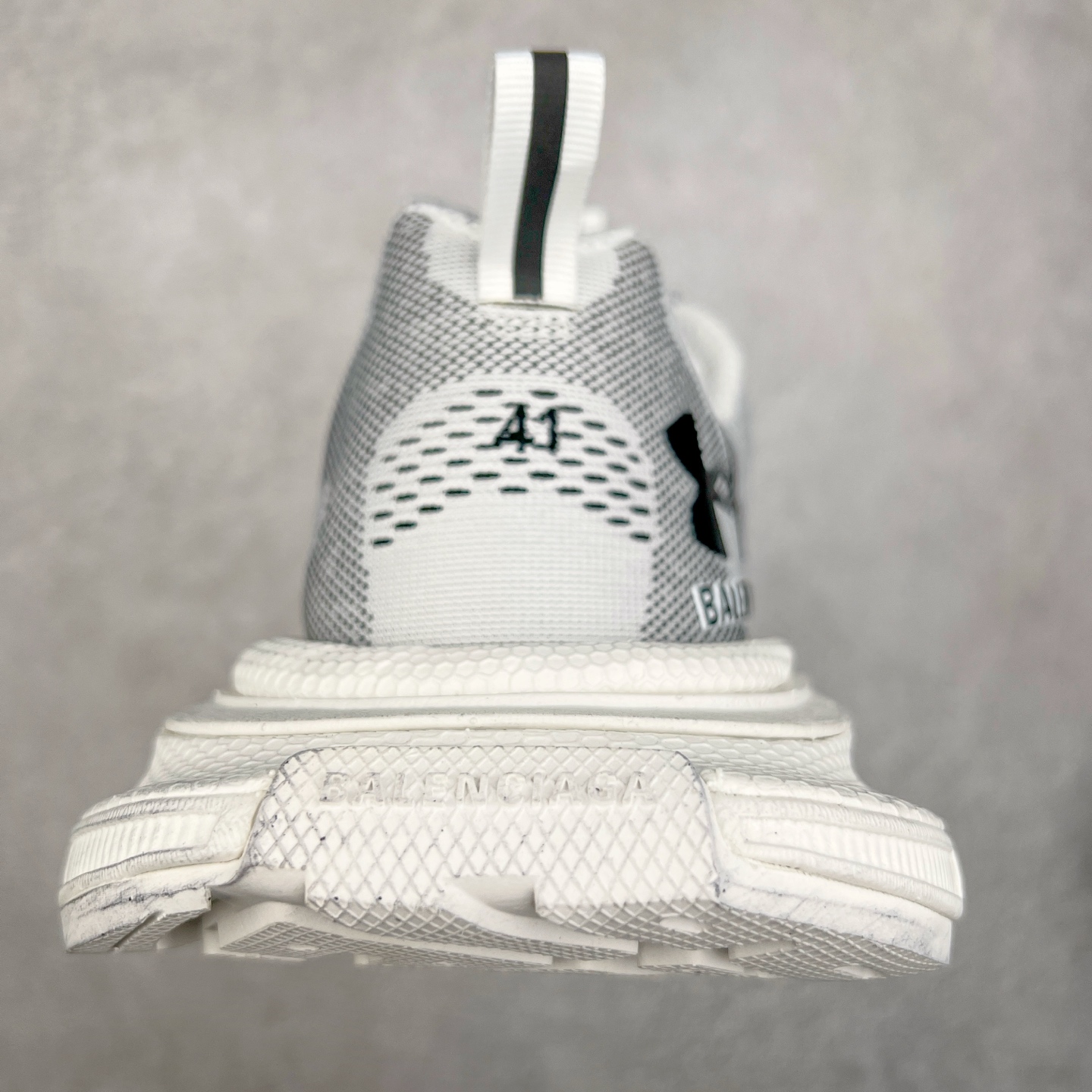 图片[8]-＃VG零售版 BALENCIAGA 3XL Sneakers 巴黎世家十代网布系带低帮走秀复古老爹鞋 全套原纸板楦头开发 最原汁原味的灵魂版型 全鞋荧光划线卡点 胶水把控整洁度追求极致完美 每一双都是工艺品 多重QC质检 超越公司货的品控标准 实实在在的免检产品 原盒原配 正确字体电绣 粗细、位置、大小正确 侧边TPU 透气孔匹配意产原版 正确分离大底 TPU软底 原版一致大底LOGO 立体感十足 原厂皮料水洗做旧 采购原厂网纱 不含皮革 网布材料和聚氨酯 磨损效果 鞋头边缘和后帮 Balenciaga 徽标 鞋面和后跟凸印尺码 鞋舌 3XL 橡胶品牌标识和反光细节 鞋帮拉袢和鞋舌拉祥 配反光细节 备用鞋带在鞋履前侧 可在穿着前取下 便于不同造型搭配 正常尺码 尺码：35 36 37 38 39 40 41 42 43 44 45 46-选品中心