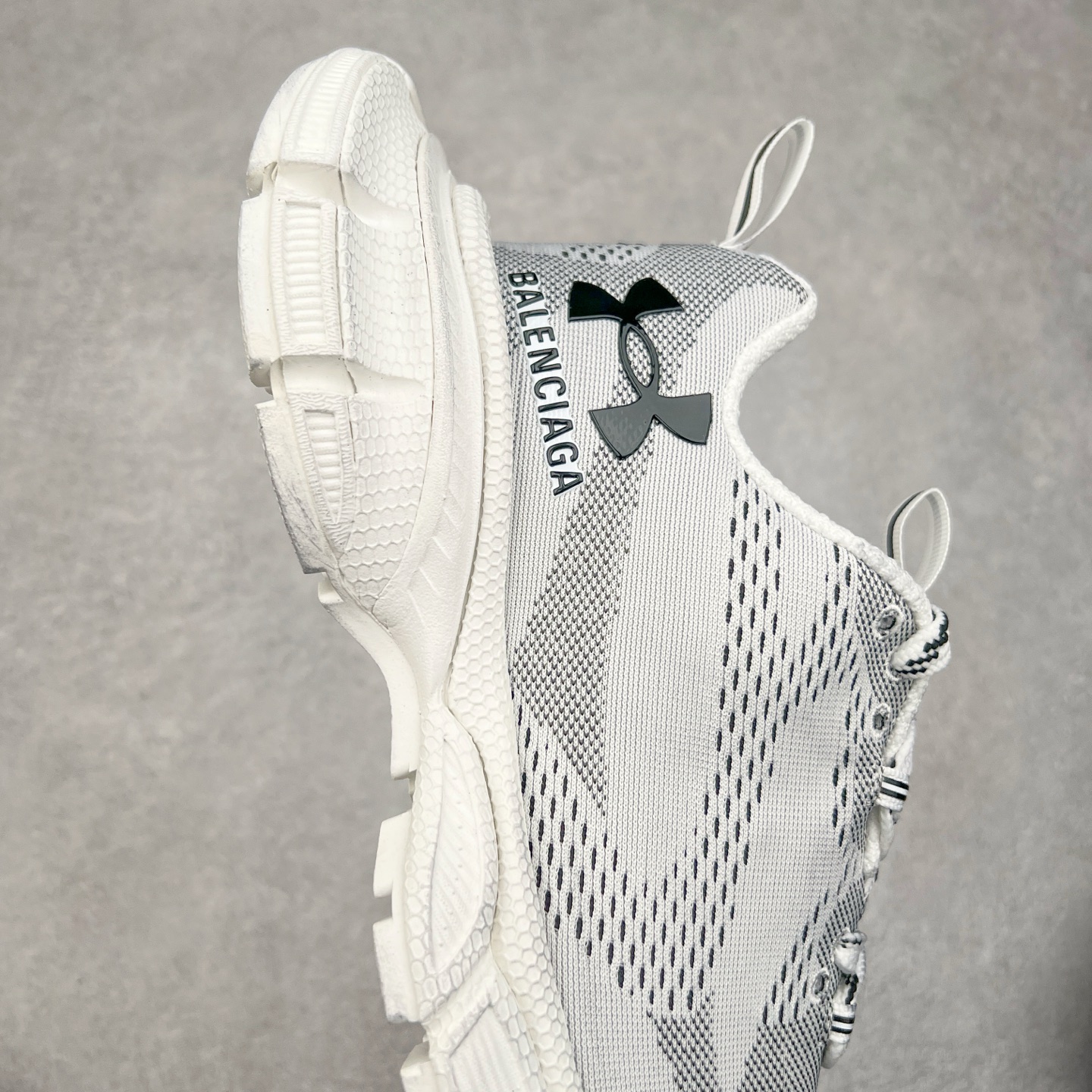 图片[6]-＃VG零售版 BALENCIAGA 3XL Sneakers 巴黎世家十代网布系带低帮走秀复古老爹鞋 全套原纸板楦头开发 最原汁原味的灵魂版型 全鞋荧光划线卡点 胶水把控整洁度追求极致完美 每一双都是工艺品 多重QC质检 超越公司货的品控标准 实实在在的免检产品 原盒原配 正确字体电绣 粗细、位置、大小正确 侧边TPU 透气孔匹配意产原版 正确分离大底 TPU软底 原版一致大底LOGO 立体感十足 原厂皮料水洗做旧 采购原厂网纱 不含皮革 网布材料和聚氨酯 磨损效果 鞋头边缘和后帮 Balenciaga 徽标 鞋面和后跟凸印尺码 鞋舌 3XL 橡胶品牌标识和反光细节 鞋帮拉袢和鞋舌拉祥 配反光细节 备用鞋带在鞋履前侧 可在穿着前取下 便于不同造型搭配 正常尺码 尺码：35 36 37 38 39 40 41 42 43 44 45 46-选品中心