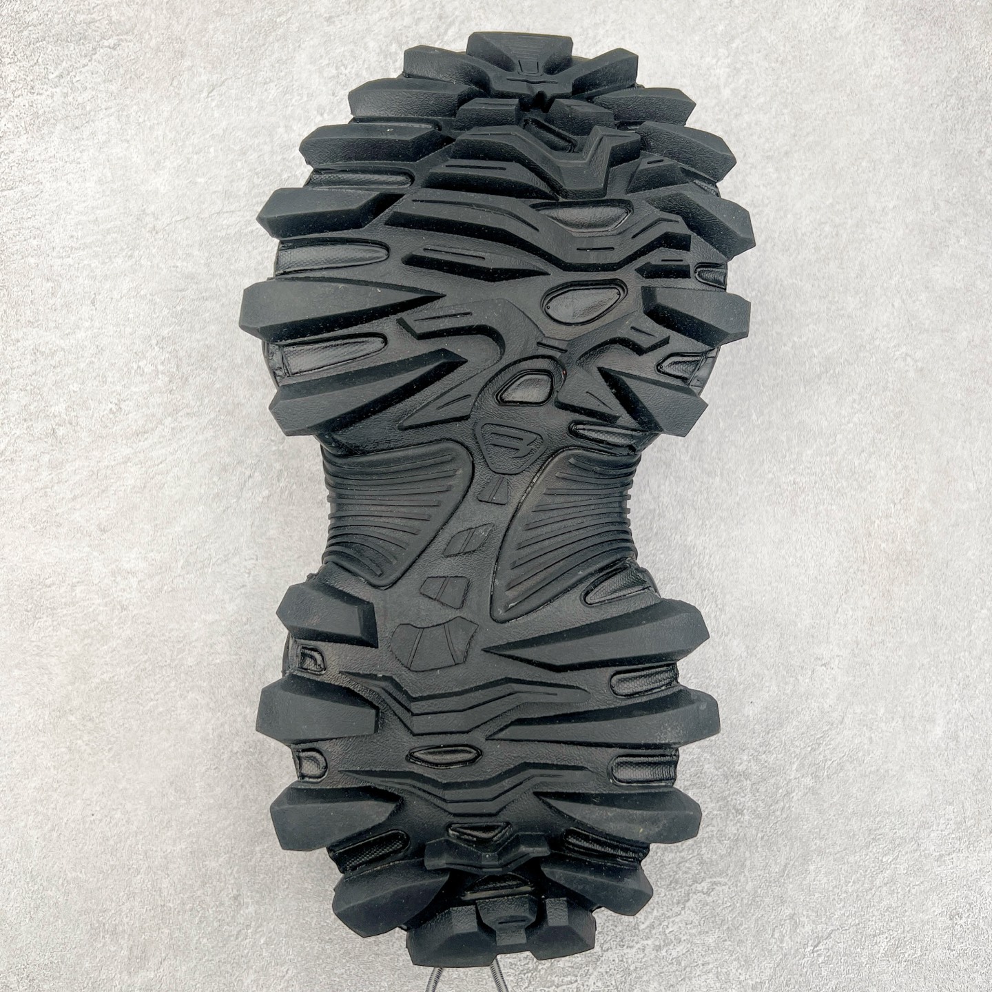 图片[9]-＃VG零售版 Balenciaga Hike 巴黎世家圆头厚底低帮老爹鞋 全套原纸板楦头开发 最原汁原味的灵魂版型 全鞋荧光划线卡点 胶水把控整洁度追求极致完美 每一双都是工艺品 多重QC质检 超越公司货的品控标准 实实在在的免检产品 原盒原配 正确字体电绣 粗细、位置、大小正确 侧边TPU 透气孔匹配意产原版 正确分离大底 TPU软底 原版一致大底LOGO 立体感十足 原厂皮料水洗做旧 采购原厂网纱 偏大一码 尺码：35 36 37 38 39 40 41 42 43 44 45 46-选品中心