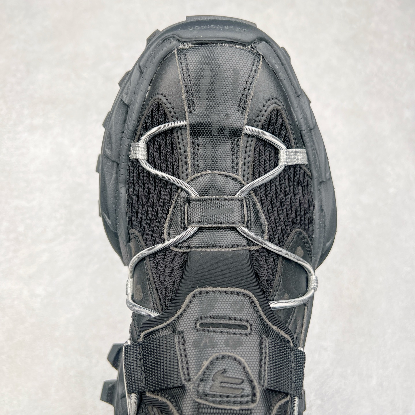 图片[4]-＃VG零售版 Balenciaga Hike 巴黎世家圆头厚底低帮老爹鞋 全套原纸板楦头开发 最原汁原味的灵魂版型 全鞋荧光划线卡点 胶水把控整洁度追求极致完美 每一双都是工艺品 多重QC质检 超越公司货的品控标准 实实在在的免检产品 原盒原配 正确字体电绣 粗细、位置、大小正确 侧边TPU 透气孔匹配意产原版 正确分离大底 TPU软底 原版一致大底LOGO 立体感十足 原厂皮料水洗做旧 采购原厂网纱 偏大一码 尺码：35 36 37 38 39 40 41 42 43 44 45 46-选品中心