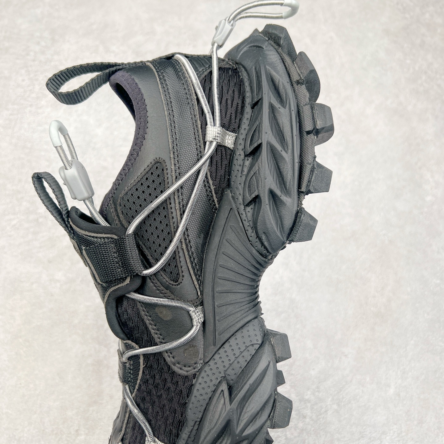 图片[7]-＃VG零售版 Balenciaga Hike 巴黎世家圆头厚底低帮老爹鞋 全套原纸板楦头开发 最原汁原味的灵魂版型 全鞋荧光划线卡点 胶水把控整洁度追求极致完美 每一双都是工艺品 多重QC质检 超越公司货的品控标准 实实在在的免检产品 原盒原配 正确字体电绣 粗细、位置、大小正确 侧边TPU 透气孔匹配意产原版 正确分离大底 TPU软底 原版一致大底LOGO 立体感十足 原厂皮料水洗做旧 采购原厂网纱 偏大一码 尺码：35 36 37 38 39 40 41 42 43 44 45 46-选品中心