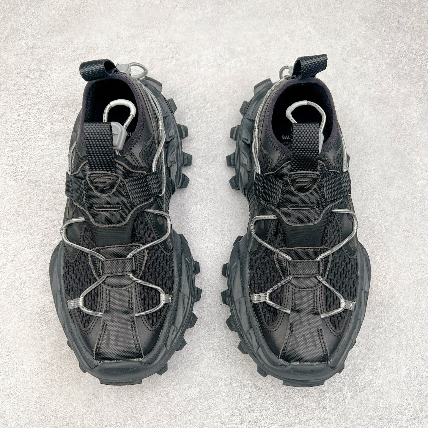 图片[2]-＃VG零售版 Balenciaga Hike 巴黎世家圆头厚底低帮老爹鞋 全套原纸板楦头开发 最原汁原味的灵魂版型 全鞋荧光划线卡点 胶水把控整洁度追求极致完美 每一双都是工艺品 多重QC质检 超越公司货的品控标准 实实在在的免检产品 原盒原配 正确字体电绣 粗细、位置、大小正确 侧边TPU 透气孔匹配意产原版 正确分离大底 TPU软底 原版一致大底LOGO 立体感十足 原厂皮料水洗做旧 采购原厂网纱 偏大一码 尺码：35 36 37 38 39 40 41 42 43 44 45 46-选品中心