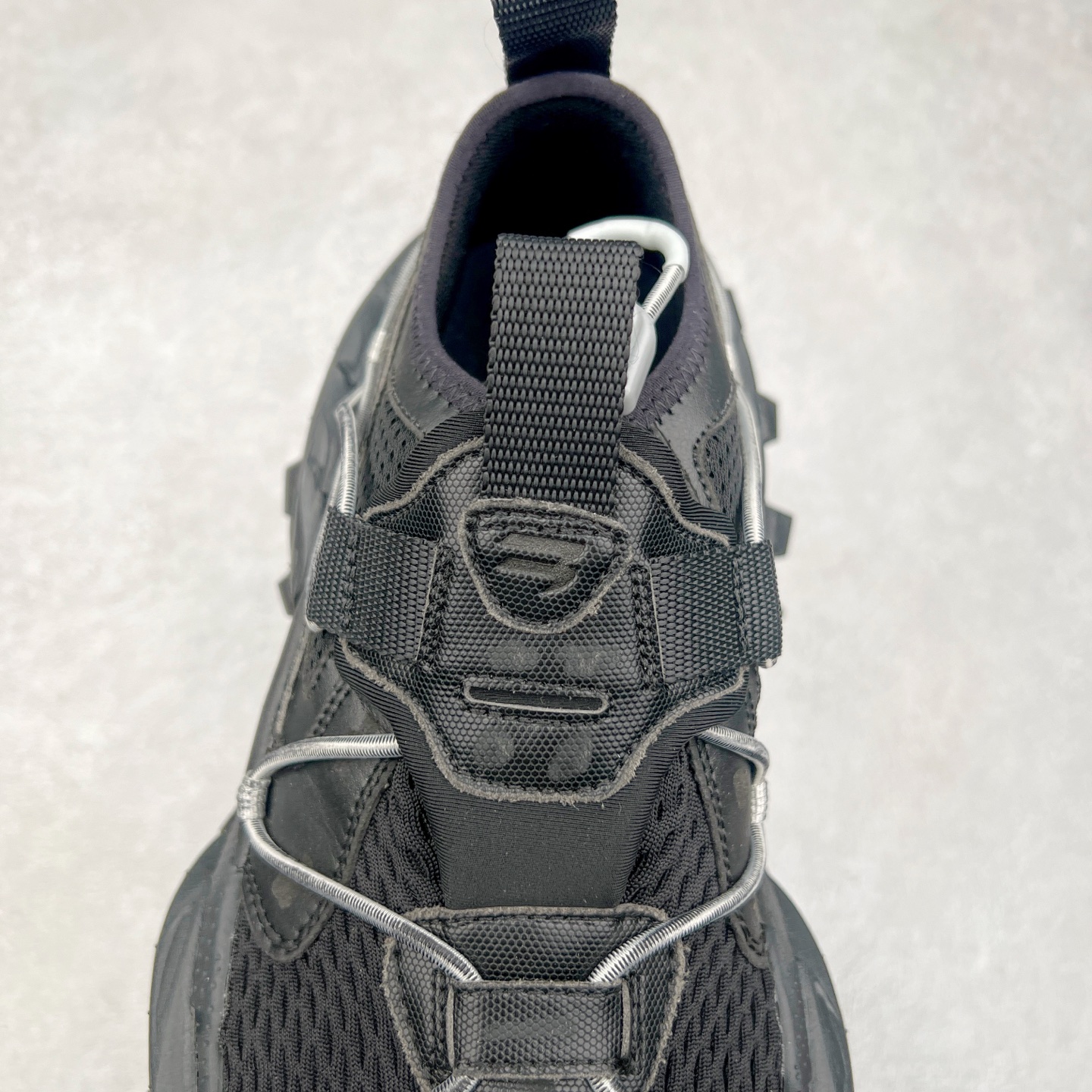 图片[5]-＃VG零售版 Balenciaga Hike 巴黎世家圆头厚底低帮老爹鞋 全套原纸板楦头开发 最原汁原味的灵魂版型 全鞋荧光划线卡点 胶水把控整洁度追求极致完美 每一双都是工艺品 多重QC质检 超越公司货的品控标准 实实在在的免检产品 原盒原配 正确字体电绣 粗细、位置、大小正确 侧边TPU 透气孔匹配意产原版 正确分离大底 TPU软底 原版一致大底LOGO 立体感十足 原厂皮料水洗做旧 采购原厂网纱 偏大一码 尺码：35 36 37 38 39 40 41 42 43 44 45 46-选品中心