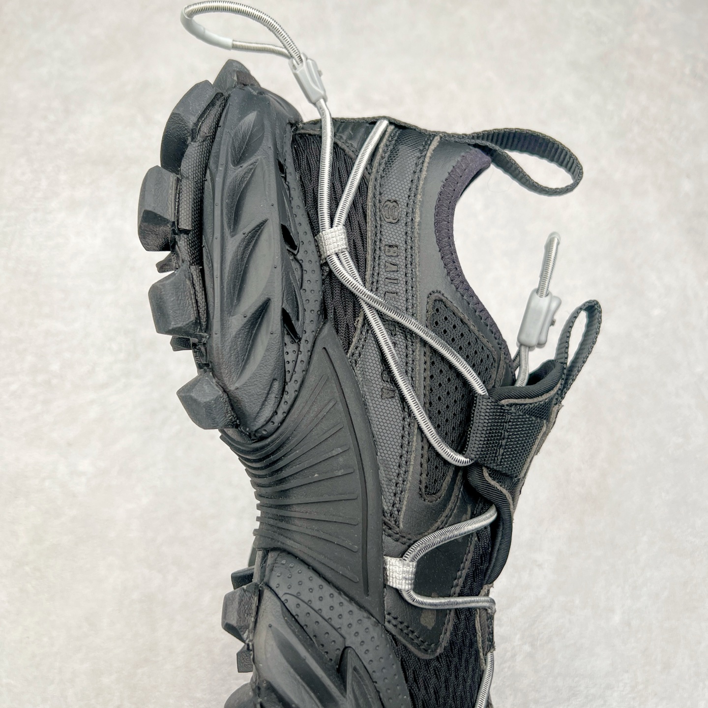 图片[6]-＃VG零售版 Balenciaga Hike 巴黎世家圆头厚底低帮老爹鞋 全套原纸板楦头开发 最原汁原味的灵魂版型 全鞋荧光划线卡点 胶水把控整洁度追求极致完美 每一双都是工艺品 多重QC质检 超越公司货的品控标准 实实在在的免检产品 原盒原配 正确字体电绣 粗细、位置、大小正确 侧边TPU 透气孔匹配意产原版 正确分离大底 TPU软底 原版一致大底LOGO 立体感十足 原厂皮料水洗做旧 采购原厂网纱 偏大一码 尺码：35 36 37 38 39 40 41 42 43 44 45 46-选品中心