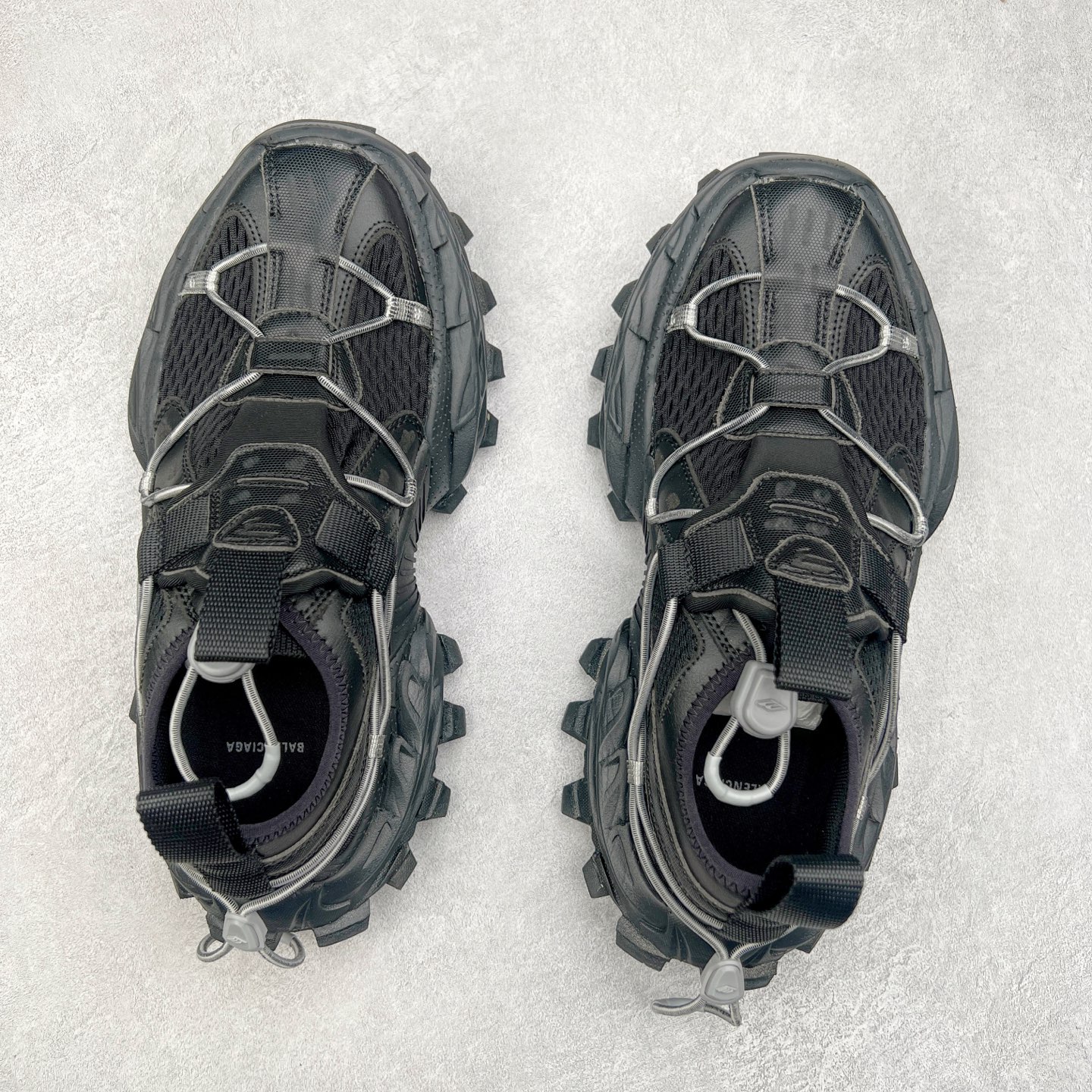 图片[3]-＃VG零售版 Balenciaga Hike 巴黎世家圆头厚底低帮老爹鞋 全套原纸板楦头开发 最原汁原味的灵魂版型 全鞋荧光划线卡点 胶水把控整洁度追求极致完美 每一双都是工艺品 多重QC质检 超越公司货的品控标准 实实在在的免检产品 原盒原配 正确字体电绣 粗细、位置、大小正确 侧边TPU 透气孔匹配意产原版 正确分离大底 TPU软底 原版一致大底LOGO 立体感十足 原厂皮料水洗做旧 采购原厂网纱 偏大一码 尺码：35 36 37 38 39 40 41 42 43 44 45 46-选品中心