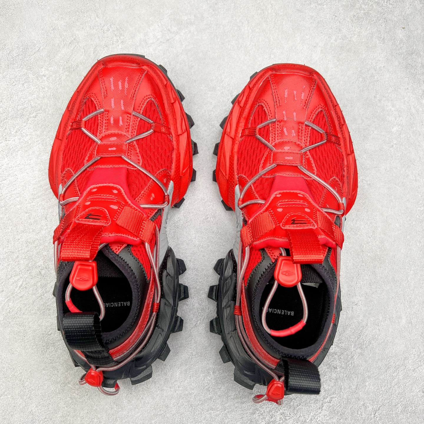 图片[3]-＃VG零售版 Balenciaga Hike 巴黎世家圆头厚底低帮老爹鞋 全套原纸板楦头开发 最原汁原味的灵魂版型 全鞋荧光划线卡点 胶水把控整洁度追求极致完美 每一双都是工艺品 多重QC质检 超越公司货的品控标准 实实在在的免检产品 原盒原配 正确字体电绣 粗细、位置、大小正确 侧边TPU 透气孔匹配意产原版 正确分离大底 TPU软底 原版一致大底LOGO 立体感十足 原厂皮料水洗做旧 采购原厂网纱 偏大一码 尺码：35 36 37 38 39 40 41 42 43 44 45 46-选品中心