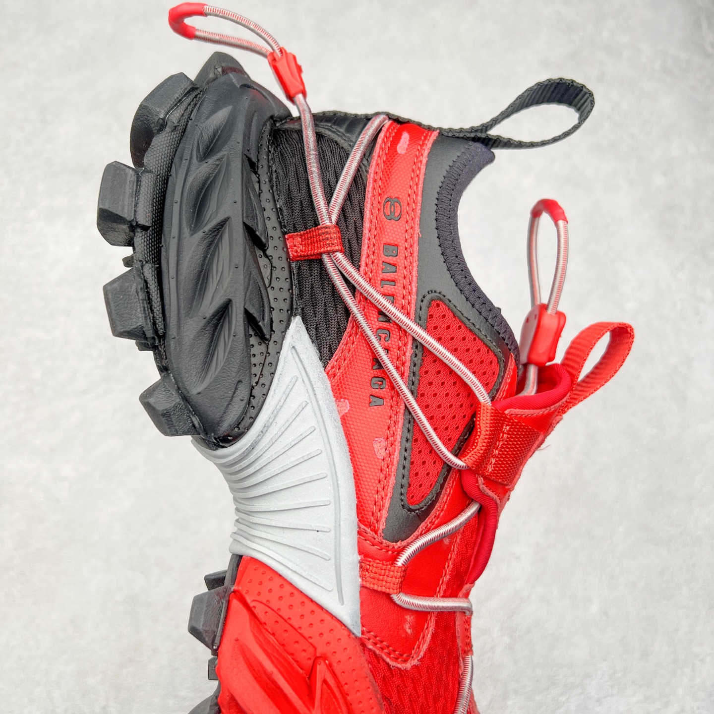 图片[6]-＃VG零售版 Balenciaga Hike 巴黎世家圆头厚底低帮老爹鞋 全套原纸板楦头开发 最原汁原味的灵魂版型 全鞋荧光划线卡点 胶水把控整洁度追求极致完美 每一双都是工艺品 多重QC质检 超越公司货的品控标准 实实在在的免检产品 原盒原配 正确字体电绣 粗细、位置、大小正确 侧边TPU 透气孔匹配意产原版 正确分离大底 TPU软底 原版一致大底LOGO 立体感十足 原厂皮料水洗做旧 采购原厂网纱 偏大一码 尺码：35 36 37 38 39 40 41 42 43 44 45 46-选品中心