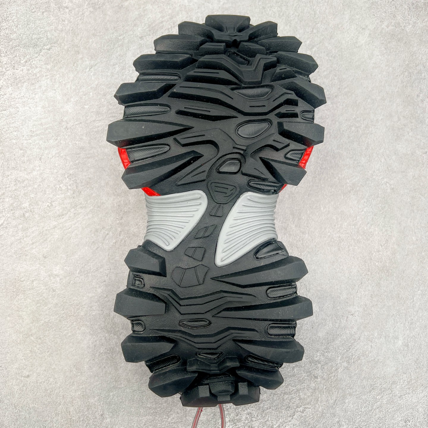 图片[9]-＃VG零售版 Balenciaga Hike 巴黎世家圆头厚底低帮老爹鞋 全套原纸板楦头开发 最原汁原味的灵魂版型 全鞋荧光划线卡点 胶水把控整洁度追求极致完美 每一双都是工艺品 多重QC质检 超越公司货的品控标准 实实在在的免检产品 原盒原配 正确字体电绣 粗细、位置、大小正确 侧边TPU 透气孔匹配意产原版 正确分离大底 TPU软底 原版一致大底LOGO 立体感十足 原厂皮料水洗做旧 采购原厂网纱 偏大一码 尺码：35 36 37 38 39 40 41 42 43 44 45 46-选品中心