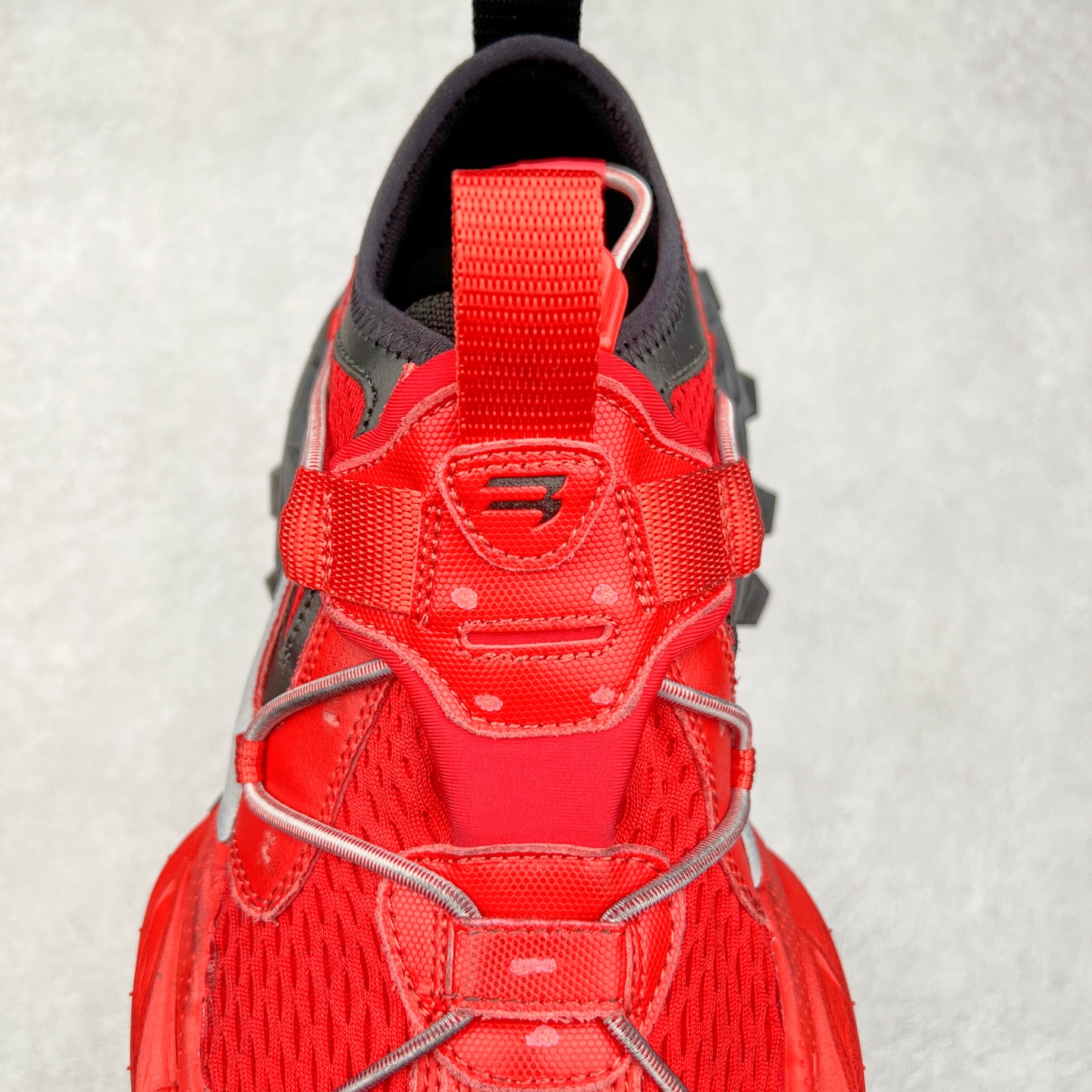 图片[5]-＃VG零售版 Balenciaga Hike 巴黎世家圆头厚底低帮老爹鞋 全套原纸板楦头开发 最原汁原味的灵魂版型 全鞋荧光划线卡点 胶水把控整洁度追求极致完美 每一双都是工艺品 多重QC质检 超越公司货的品控标准 实实在在的免检产品 原盒原配 正确字体电绣 粗细、位置、大小正确 侧边TPU 透气孔匹配意产原版 正确分离大底 TPU软底 原版一致大底LOGO 立体感十足 原厂皮料水洗做旧 采购原厂网纱 偏大一码 尺码：35 36 37 38 39 40 41 42 43 44 45 46-选品中心