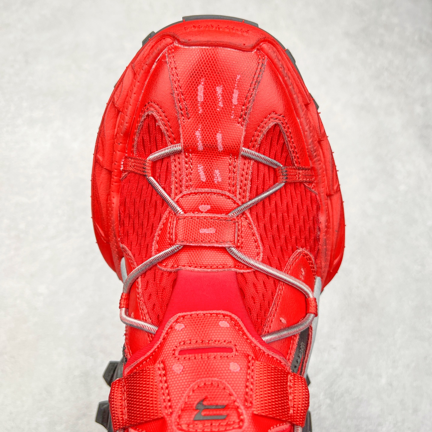 图片[4]-＃VG零售版 Balenciaga Hike 巴黎世家圆头厚底低帮老爹鞋 全套原纸板楦头开发 最原汁原味的灵魂版型 全鞋荧光划线卡点 胶水把控整洁度追求极致完美 每一双都是工艺品 多重QC质检 超越公司货的品控标准 实实在在的免检产品 原盒原配 正确字体电绣 粗细、位置、大小正确 侧边TPU 透气孔匹配意产原版 正确分离大底 TPU软底 原版一致大底LOGO 立体感十足 原厂皮料水洗做旧 采购原厂网纱 偏大一码 尺码：35 36 37 38 39 40 41 42 43 44 45 46-选品中心