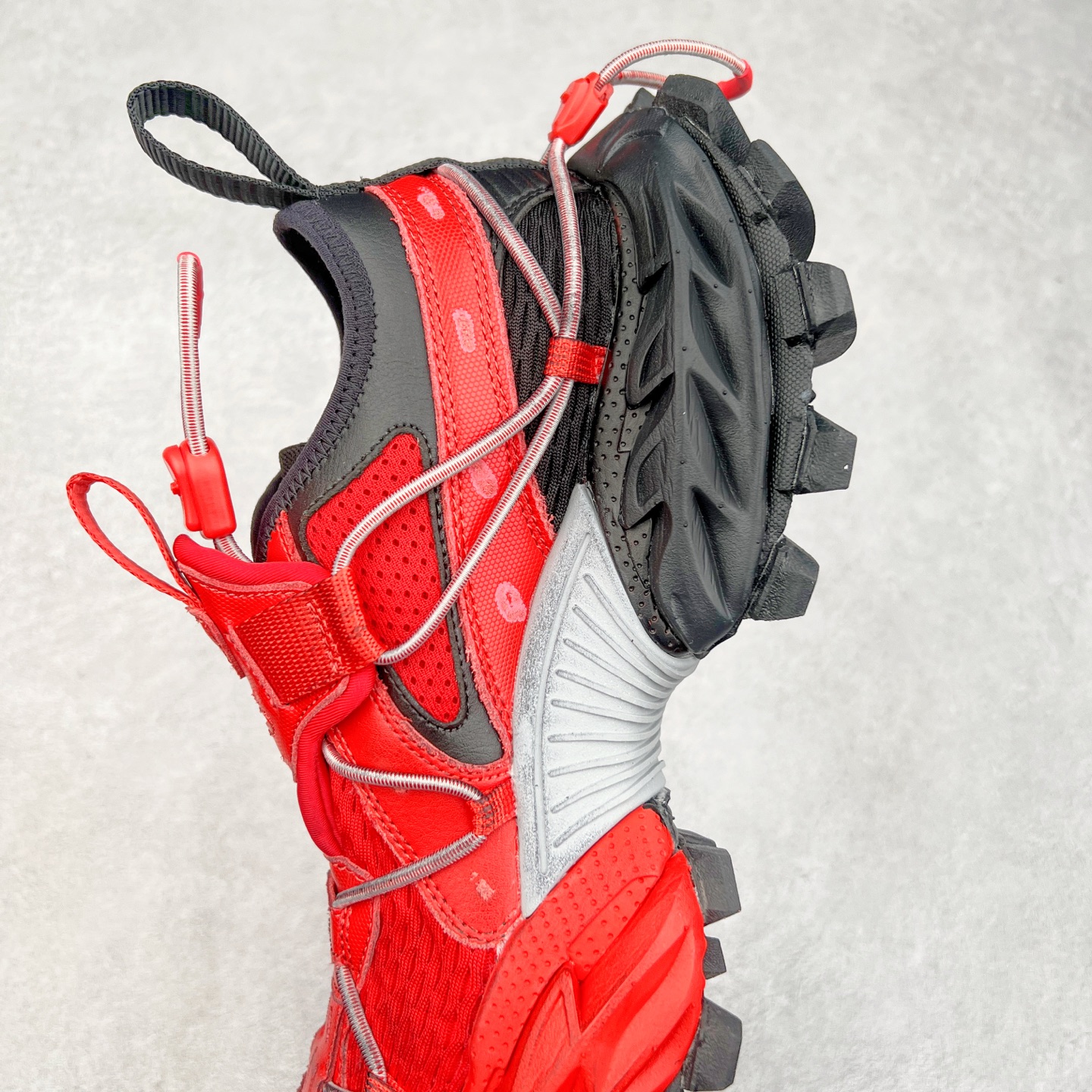 图片[7]-＃VG零售版 Balenciaga Hike 巴黎世家圆头厚底低帮老爹鞋 全套原纸板楦头开发 最原汁原味的灵魂版型 全鞋荧光划线卡点 胶水把控整洁度追求极致完美 每一双都是工艺品 多重QC质检 超越公司货的品控标准 实实在在的免检产品 原盒原配 正确字体电绣 粗细、位置、大小正确 侧边TPU 透气孔匹配意产原版 正确分离大底 TPU软底 原版一致大底LOGO 立体感十足 原厂皮料水洗做旧 采购原厂网纱 偏大一码 尺码：35 36 37 38 39 40 41 42 43 44 45 46-选品中心