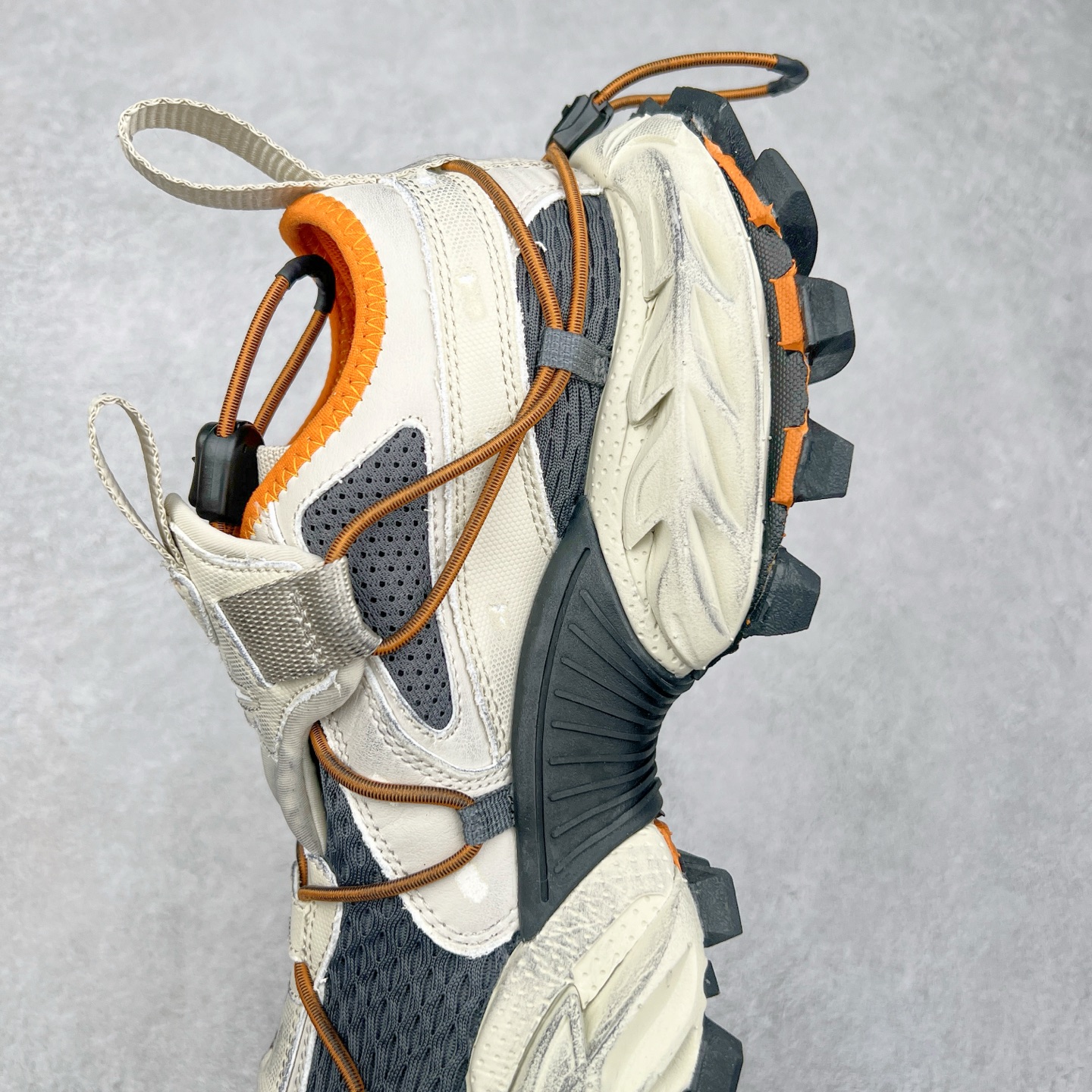 图片[7]-＃VG零售版 Balenciaga Hike 巴黎世家圆头厚底低帮老爹鞋 全套原纸板楦头开发 最原汁原味的灵魂版型 全鞋荧光划线卡点 胶水把控整洁度追求极致完美 每一双都是工艺品 多重QC质检 超越公司货的品控标准 实实在在的免检产品 原盒原配 正确字体电绣 粗细、位置、大小正确 侧边TPU 透气孔匹配意产原版 正确分离大底 TPU软底 原版一致大底LOGO 立体感十足 原厂皮料水洗做旧 采购原厂网纱 偏大一码 尺码：35 36 37 38 39 40 41 42 43 44 45 46-选品中心