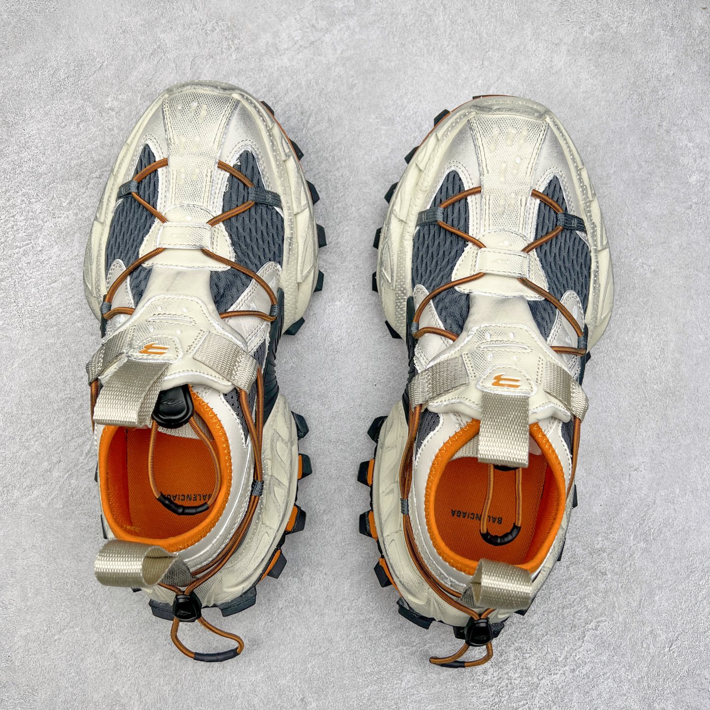 图片[3]-＃VG零售版 Balenciaga Hike 巴黎世家圆头厚底低帮老爹鞋 全套原纸板楦头开发 最原汁原味的灵魂版型 全鞋荧光划线卡点 胶水把控整洁度追求极致完美 每一双都是工艺品 多重QC质检 超越公司货的品控标准 实实在在的免检产品 原盒原配 正确字体电绣 粗细、位置、大小正确 侧边TPU 透气孔匹配意产原版 正确分离大底 TPU软底 原版一致大底LOGO 立体感十足 原厂皮料水洗做旧 采购原厂网纱 偏大一码 尺码：35 36 37 38 39 40 41 42 43 44 45 46-选品中心