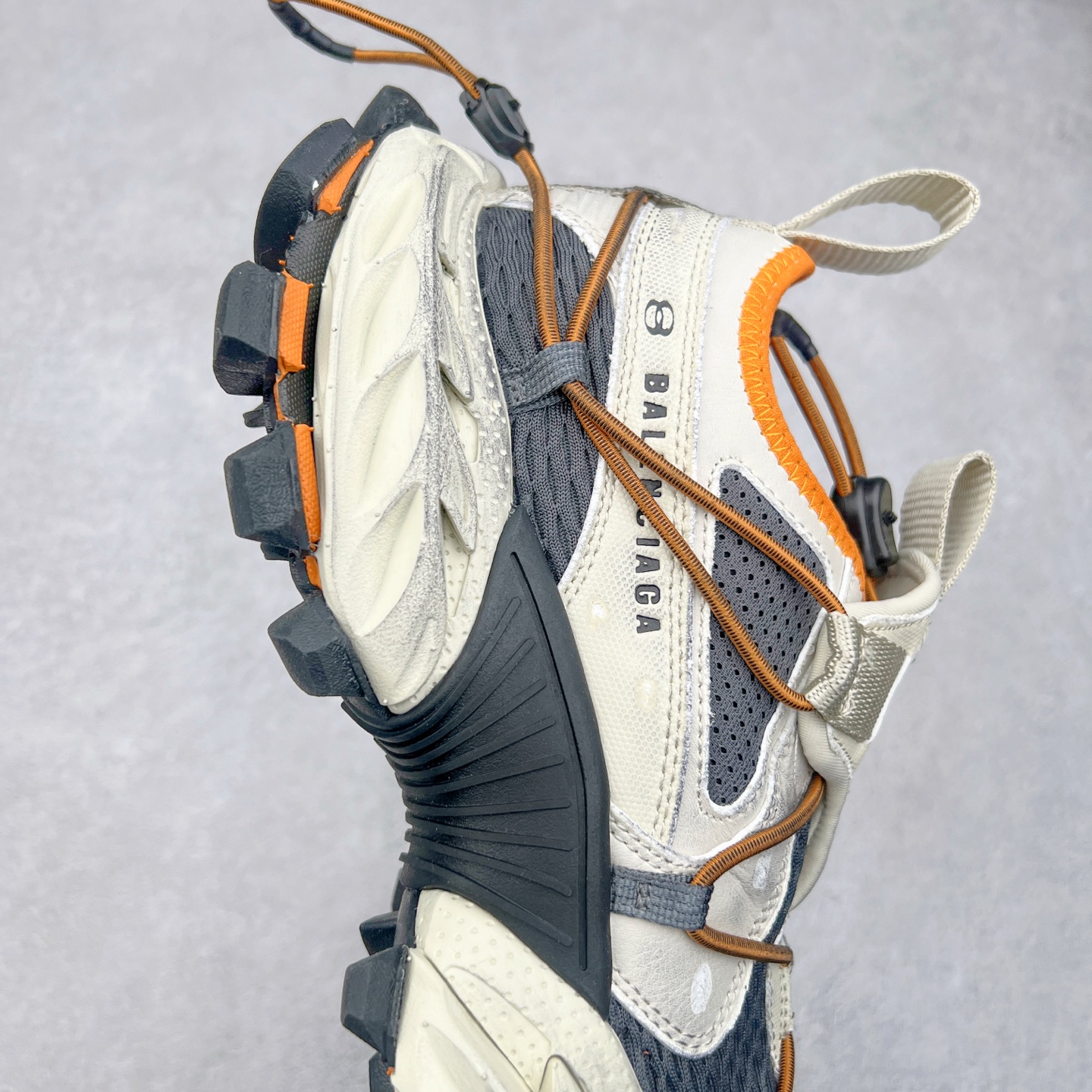 图片[6]-＃VG零售版 Balenciaga Hike 巴黎世家圆头厚底低帮老爹鞋 全套原纸板楦头开发 最原汁原味的灵魂版型 全鞋荧光划线卡点 胶水把控整洁度追求极致完美 每一双都是工艺品 多重QC质检 超越公司货的品控标准 实实在在的免检产品 原盒原配 正确字体电绣 粗细、位置、大小正确 侧边TPU 透气孔匹配意产原版 正确分离大底 TPU软底 原版一致大底LOGO 立体感十足 原厂皮料水洗做旧 采购原厂网纱 偏大一码 尺码：35 36 37 38 39 40 41 42 43 44 45 46-选品中心