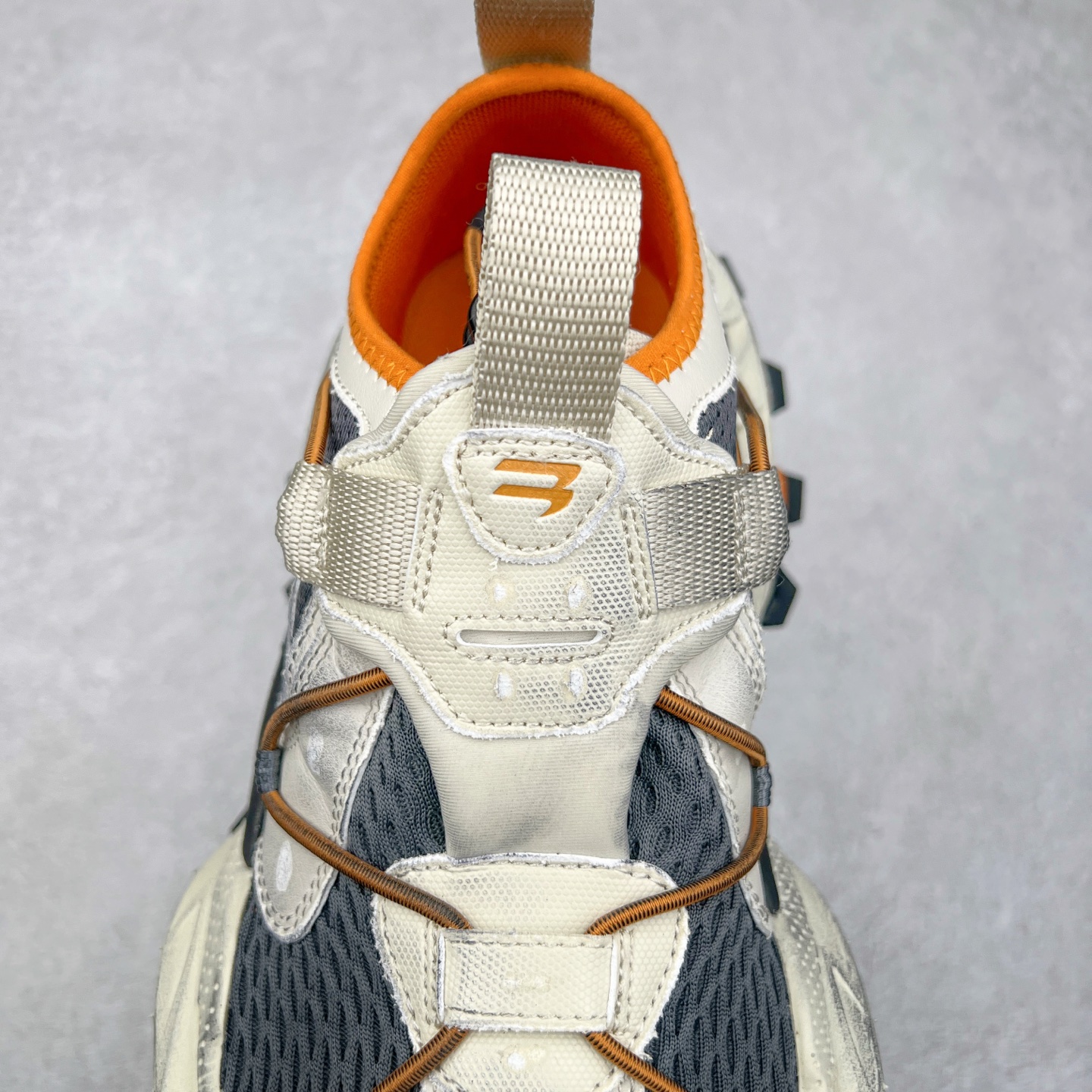 图片[5]-＃VG零售版 Balenciaga Hike 巴黎世家圆头厚底低帮老爹鞋 全套原纸板楦头开发 最原汁原味的灵魂版型 全鞋荧光划线卡点 胶水把控整洁度追求极致完美 每一双都是工艺品 多重QC质检 超越公司货的品控标准 实实在在的免检产品 原盒原配 正确字体电绣 粗细、位置、大小正确 侧边TPU 透气孔匹配意产原版 正确分离大底 TPU软底 原版一致大底LOGO 立体感十足 原厂皮料水洗做旧 采购原厂网纱 偏大一码 尺码：35 36 37 38 39 40 41 42 43 44 45 46-选品中心