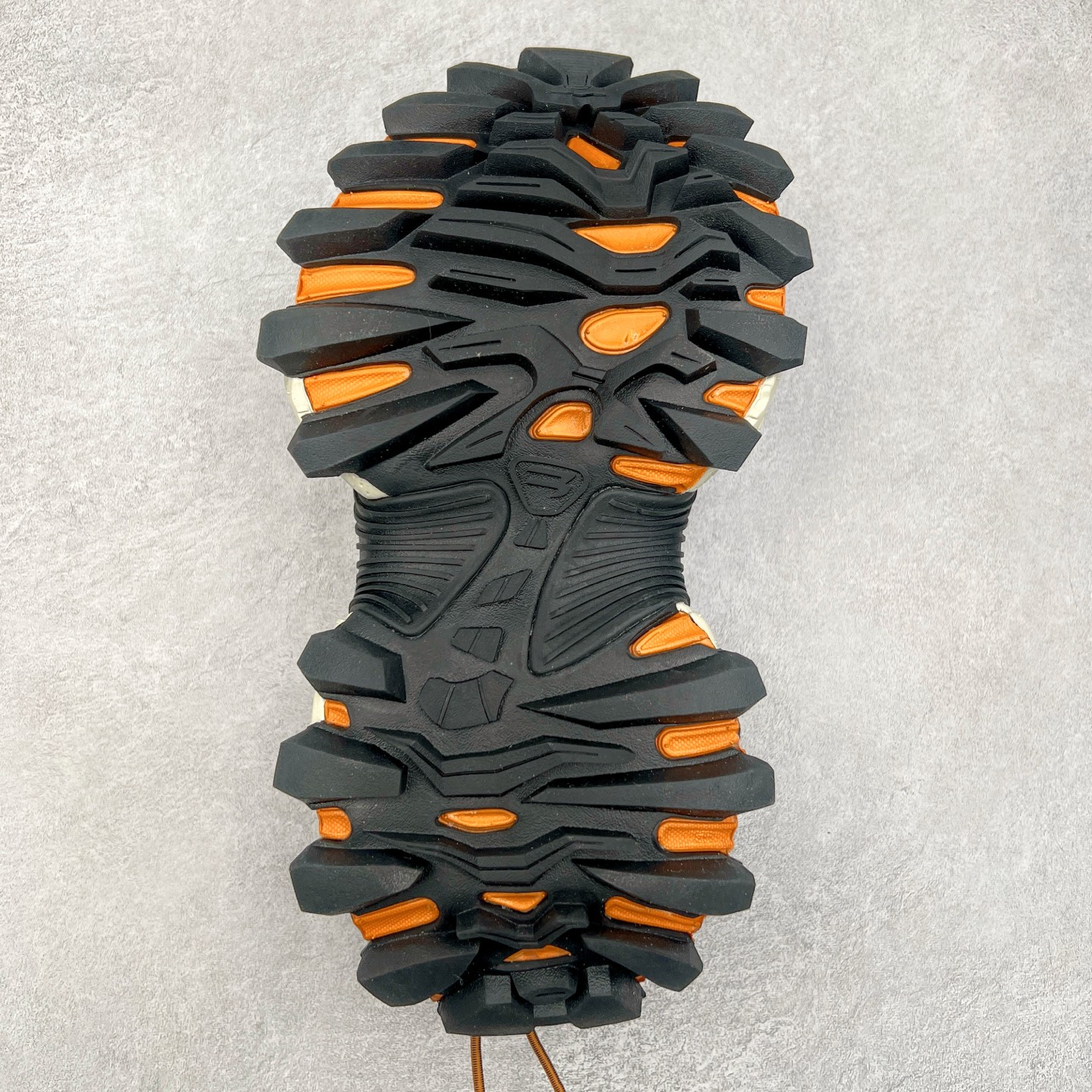 图片[9]-＃VG零售版 Balenciaga Hike 巴黎世家圆头厚底低帮老爹鞋 全套原纸板楦头开发 最原汁原味的灵魂版型 全鞋荧光划线卡点 胶水把控整洁度追求极致完美 每一双都是工艺品 多重QC质检 超越公司货的品控标准 实实在在的免检产品 原盒原配 正确字体电绣 粗细、位置、大小正确 侧边TPU 透气孔匹配意产原版 正确分离大底 TPU软底 原版一致大底LOGO 立体感十足 原厂皮料水洗做旧 采购原厂网纱 偏大一码 尺码：35 36 37 38 39 40 41 42 43 44 45 46-选品中心