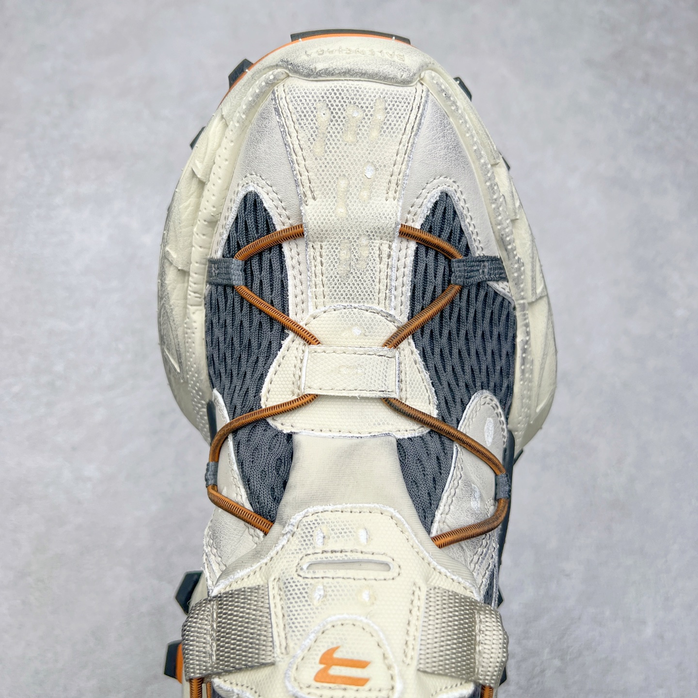 图片[4]-＃VG零售版 Balenciaga Hike 巴黎世家圆头厚底低帮老爹鞋 全套原纸板楦头开发 最原汁原味的灵魂版型 全鞋荧光划线卡点 胶水把控整洁度追求极致完美 每一双都是工艺品 多重QC质检 超越公司货的品控标准 实实在在的免检产品 原盒原配 正确字体电绣 粗细、位置、大小正确 侧边TPU 透气孔匹配意产原版 正确分离大底 TPU软底 原版一致大底LOGO 立体感十足 原厂皮料水洗做旧 采购原厂网纱 偏大一码 尺码：35 36 37 38 39 40 41 42 43 44 45 46-选品中心