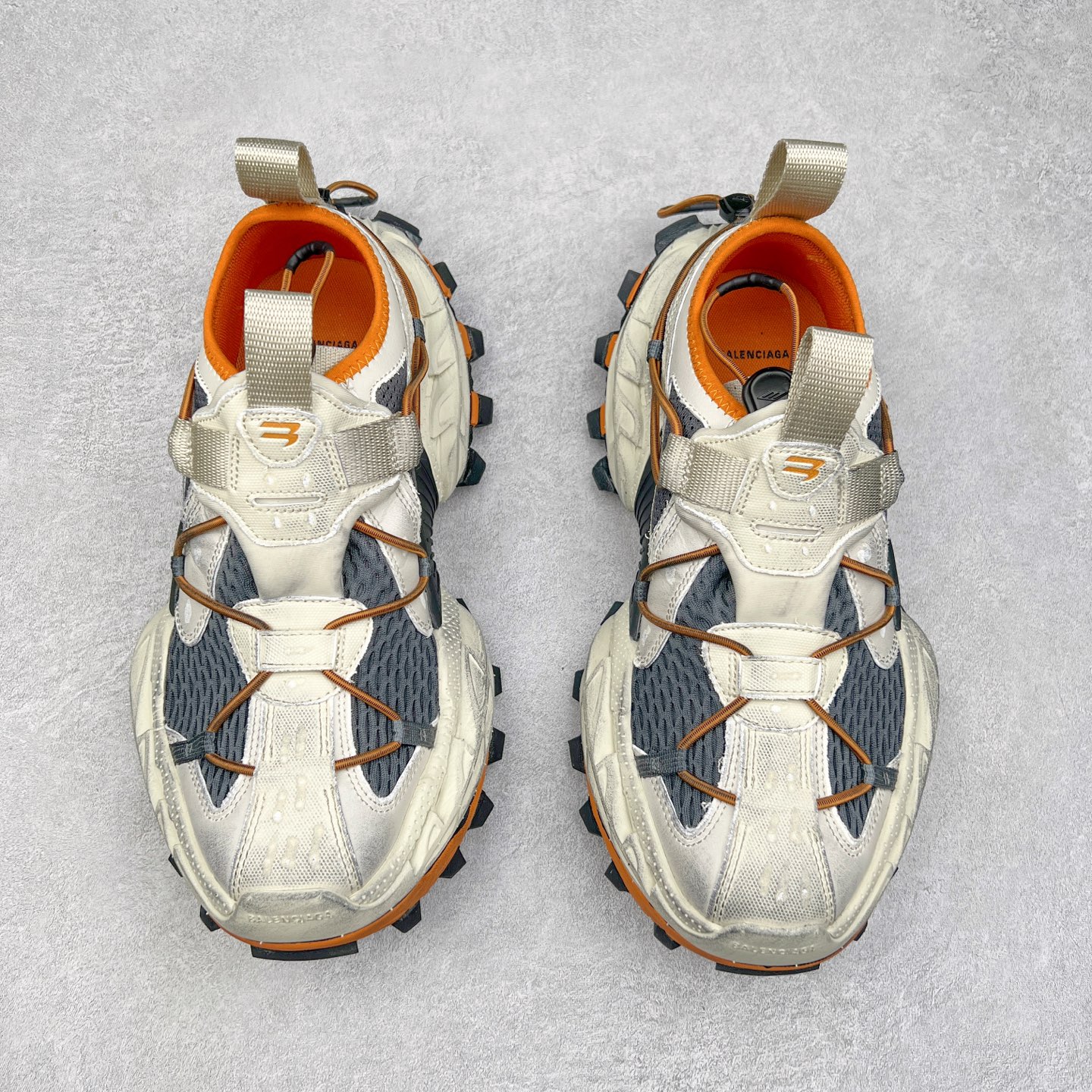 图片[2]-＃VG零售版 Balenciaga Hike 巴黎世家圆头厚底低帮老爹鞋 全套原纸板楦头开发 最原汁原味的灵魂版型 全鞋荧光划线卡点 胶水把控整洁度追求极致完美 每一双都是工艺品 多重QC质检 超越公司货的品控标准 实实在在的免检产品 原盒原配 正确字体电绣 粗细、位置、大小正确 侧边TPU 透气孔匹配意产原版 正确分离大底 TPU软底 原版一致大底LOGO 立体感十足 原厂皮料水洗做旧 采购原厂网纱 偏大一码 尺码：35 36 37 38 39 40 41 42 43 44 45 46-选品中心