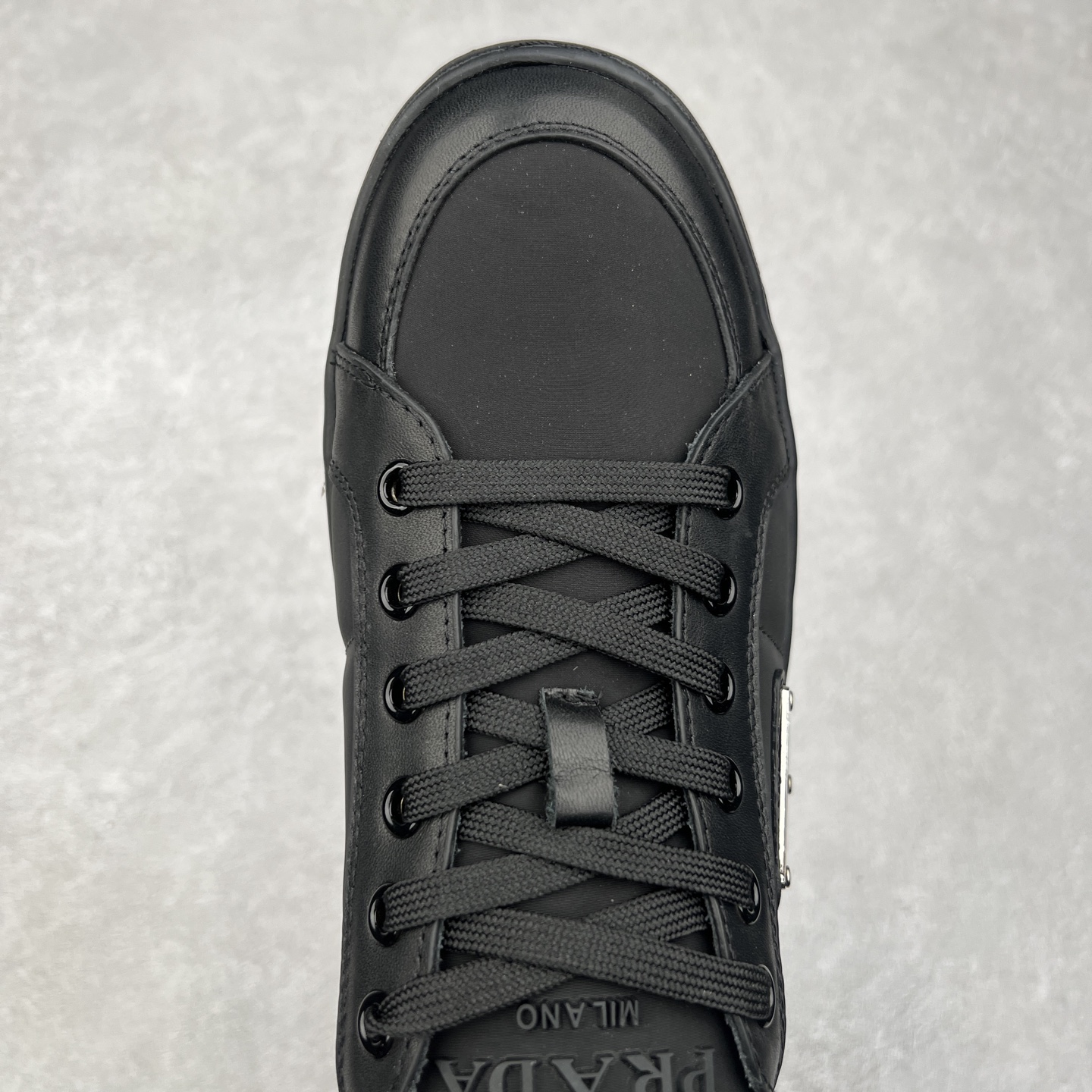 图片[4]-＃纯原 普拉达Prada Downtown Low Sneakers 闹市区系列低帮系带百搭休闲运动小白板鞋“皮革黑白熊猫三角标”男鞋广东原产#原楦数据开发版型#采用粒面头层牛皮鞋面材质#内嵌灌注式PU乳胶缓震鞋垫#外置3.5cmTPR抽真空橡胶鞋底 标志性的珐琅三角形金属徽标，意大利高奢品牌 这款皮革运动鞋多角度诠释Prada徽标：轻巧跃于鞋舌，沿轻质橡胶鞋底铺陈，化身标志性的涂珐琅金属三角形点缀鞋面一侧，无不阐释品牌格调。金属孔眼和棉质鞋带 珐琅三角形装饰鞋面 鞋舌Prada Milano印花徽标 轻质箱型鞋底，侧面配压花徽标 鞋底厚3.5厘米 可拆卸皮革包覆内底 尺码 38 39 40 41 42 43 44 45-选品中心