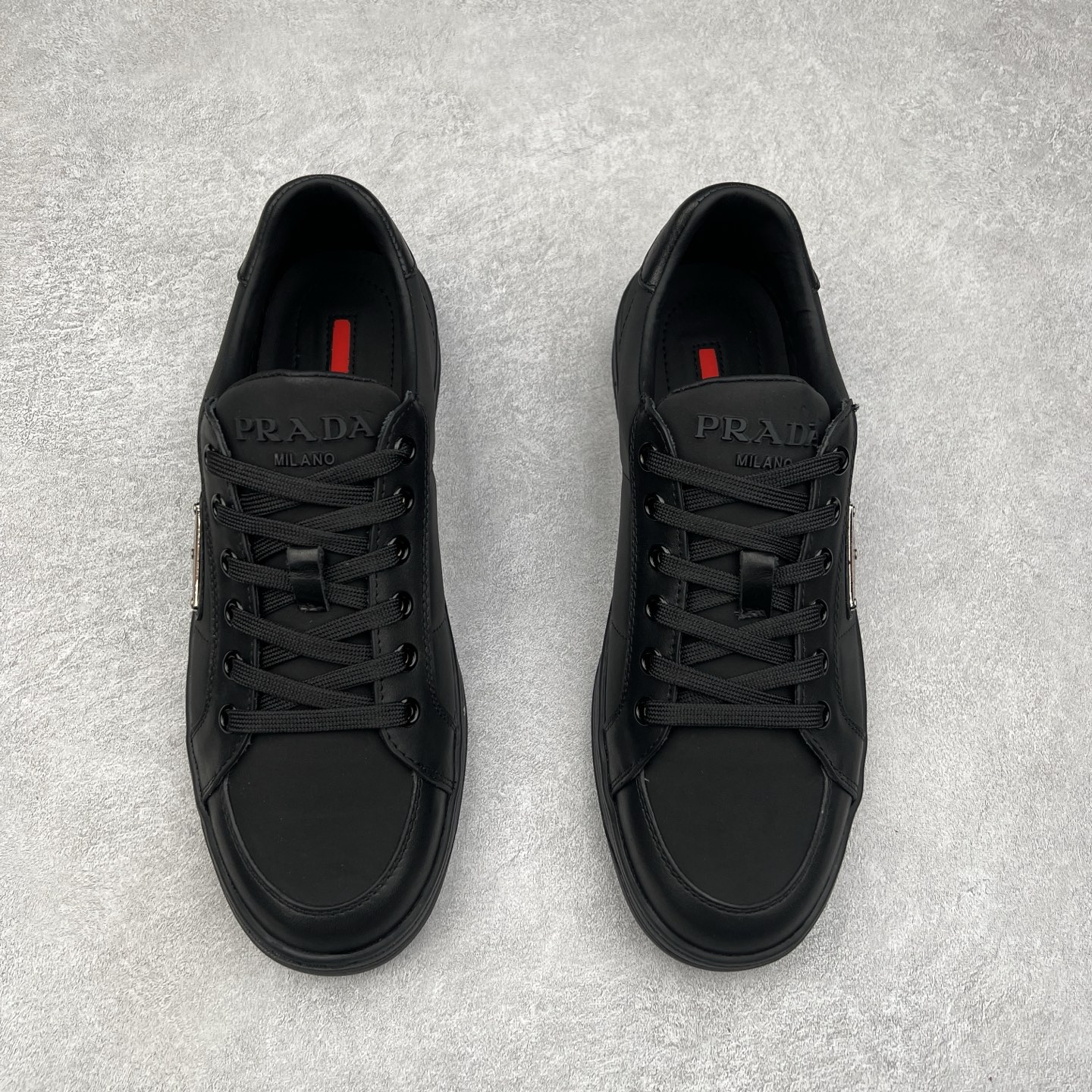 图片[2]-＃纯原 普拉达Prada Downtown Low Sneakers 闹市区系列低帮系带百搭休闲运动小白板鞋“皮革黑白熊猫三角标”男鞋广东原产#原楦数据开发版型#采用粒面头层牛皮鞋面材质#内嵌灌注式PU乳胶缓震鞋垫#外置3.5cmTPR抽真空橡胶鞋底 标志性的珐琅三角形金属徽标，意大利高奢品牌 这款皮革运动鞋多角度诠释Prada徽标：轻巧跃于鞋舌，沿轻质橡胶鞋底铺陈，化身标志性的涂珐琅金属三角形点缀鞋面一侧，无不阐释品牌格调。金属孔眼和棉质鞋带 珐琅三角形装饰鞋面 鞋舌Prada Milano印花徽标 轻质箱型鞋底，侧面配压花徽标 鞋底厚3.5厘米 可拆卸皮革包覆内底 尺码 38 39 40 41 42 43 44 45-选品中心