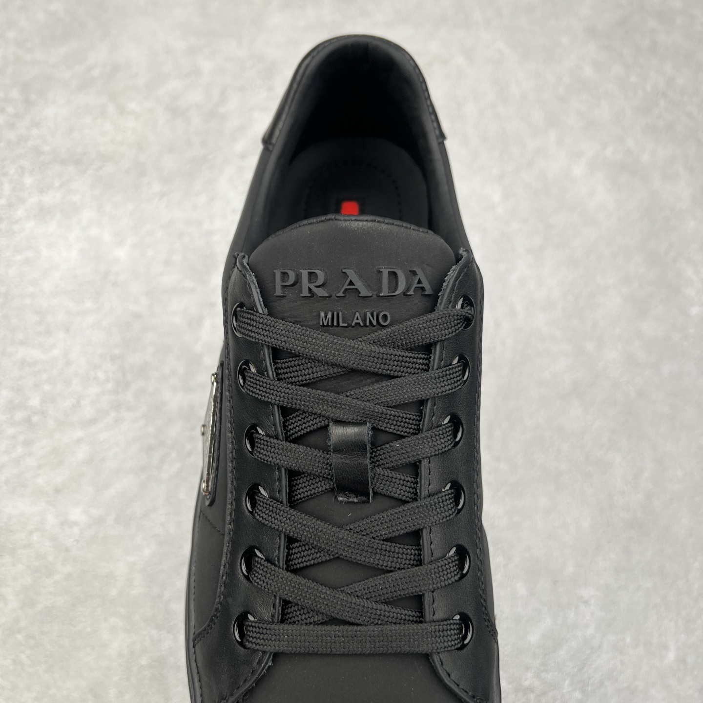 图片[5]-＃纯原 普拉达Prada Downtown Low Sneakers 闹市区系列低帮系带百搭休闲运动小白板鞋“皮革黑白熊猫三角标”男鞋广东原产#原楦数据开发版型#采用粒面头层牛皮鞋面材质#内嵌灌注式PU乳胶缓震鞋垫#外置3.5cmTPR抽真空橡胶鞋底 标志性的珐琅三角形金属徽标，意大利高奢品牌 这款皮革运动鞋多角度诠释Prada徽标：轻巧跃于鞋舌，沿轻质橡胶鞋底铺陈，化身标志性的涂珐琅金属三角形点缀鞋面一侧，无不阐释品牌格调。金属孔眼和棉质鞋带 珐琅三角形装饰鞋面 鞋舌Prada Milano印花徽标 轻质箱型鞋底，侧面配压花徽标 鞋底厚3.5厘米 可拆卸皮革包覆内底 尺码 38 39 40 41 42 43 44 45-选品中心
