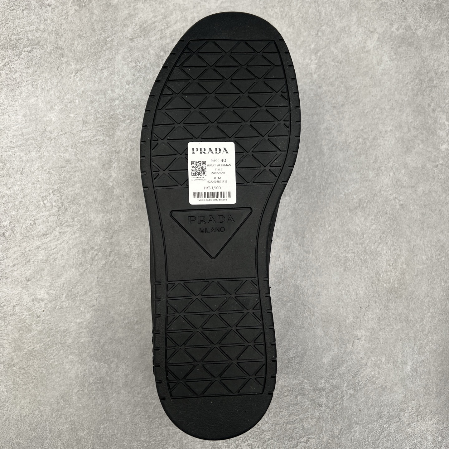 图片[9]-＃纯原 普拉达Prada Downtown Low Sneakers 闹市区系列低帮系带百搭休闲运动小白板鞋“皮革黑白熊猫三角标”男鞋广东原产#原楦数据开发版型#采用粒面头层牛皮鞋面材质#内嵌灌注式PU乳胶缓震鞋垫#外置3.5cmTPR抽真空橡胶鞋底 标志性的珐琅三角形金属徽标，意大利高奢品牌 这款皮革运动鞋多角度诠释Prada徽标：轻巧跃于鞋舌，沿轻质橡胶鞋底铺陈，化身标志性的涂珐琅金属三角形点缀鞋面一侧，无不阐释品牌格调。金属孔眼和棉质鞋带 珐琅三角形装饰鞋面 鞋舌Prada Milano印花徽标 轻质箱型鞋底，侧面配压花徽标 鞋底厚3.5厘米 可拆卸皮革包覆内底 尺码 38 39 40 41 42 43 44 45-选品中心