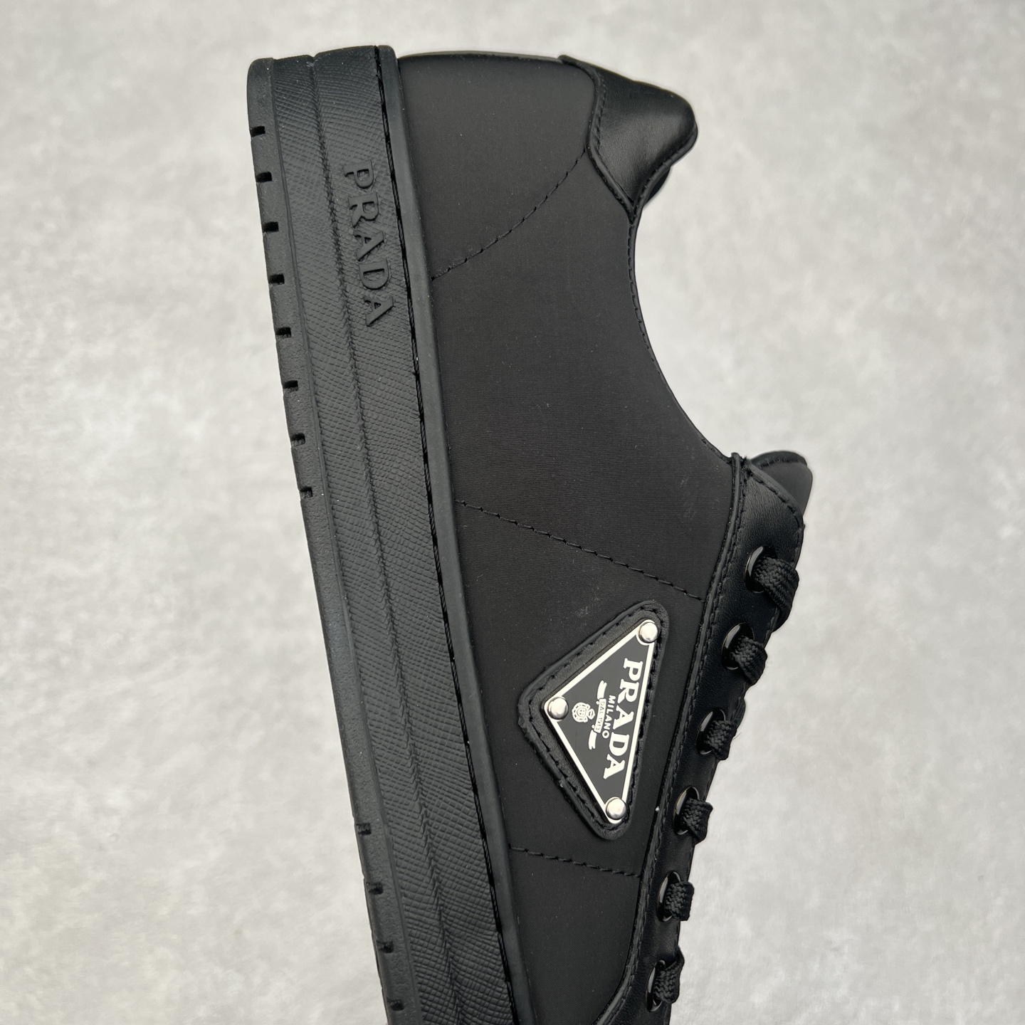 图片[6]-＃纯原 普拉达Prada Downtown Low Sneakers 闹市区系列低帮系带百搭休闲运动小白板鞋“皮革黑白熊猫三角标”男鞋广东原产#原楦数据开发版型#采用粒面头层牛皮鞋面材质#内嵌灌注式PU乳胶缓震鞋垫#外置3.5cmTPR抽真空橡胶鞋底 标志性的珐琅三角形金属徽标，意大利高奢品牌 这款皮革运动鞋多角度诠释Prada徽标：轻巧跃于鞋舌，沿轻质橡胶鞋底铺陈，化身标志性的涂珐琅金属三角形点缀鞋面一侧，无不阐释品牌格调。金属孔眼和棉质鞋带 珐琅三角形装饰鞋面 鞋舌Prada Milano印花徽标 轻质箱型鞋底，侧面配压花徽标 鞋底厚3.5厘米 可拆卸皮革包覆内底 尺码 38 39 40 41 42 43 44 45-选品中心