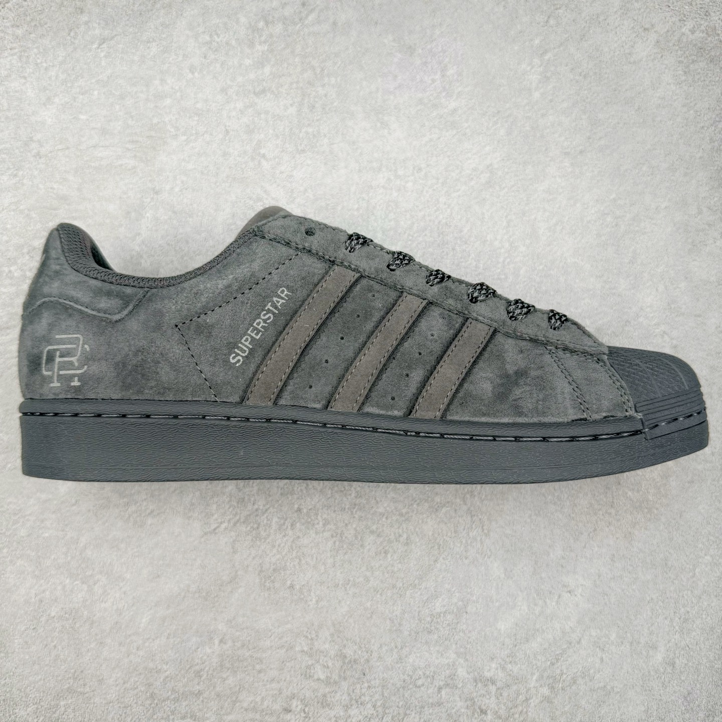 图片[10]-＃S1 AD Originals Superstar 经典复古贝壳头板鞋 诞生于1969年 是第一双将全皮面鞋 身与橡胶鞋头结合在一起的低帮篮球鞋 Superstar最开始 是作为高帮篮球鞋Pro Model的低帮版本而出现的 但因为其独特和醒目的橡胶鞋头造型而让大家熟知 被大家形象地称为\\\”shelltoe\\\”贝壳头 在70年代的美国职业篮球场上 接近3/4的NBA球员都将这双Superstar作为场上用鞋 80年代之后 经过不断的改良和发展 Superstar逐渐成为横跨时装、音乐、街头文化、休闲和运动等各大领域的时尚潮鞋 尺码：36 36.5 37 38 38.5 39 40 40.5 41 42 42.5 43 44 44.5 45-选品中心