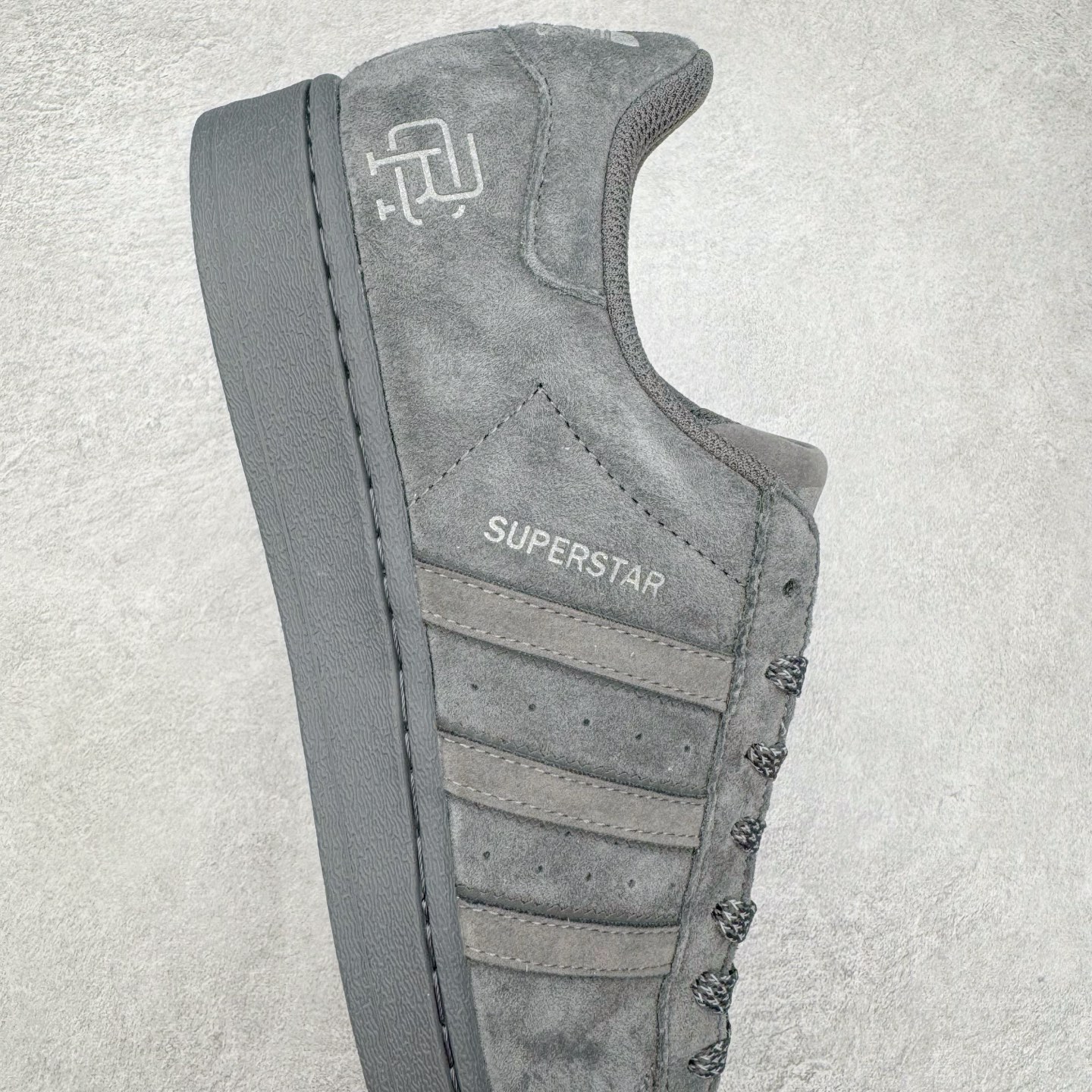 图片[6]-＃S1 AD Originals Superstar 经典复古贝壳头板鞋 BS0810 诞生于1969年 是第一双将全皮面鞋 身与橡胶鞋头结合在一起的低帮篮球鞋 Superstar最开始 是作为高帮篮球鞋Pro Model的低帮版本而出现的 但因为其独特和醒目的橡胶鞋头造型而让大家熟知 被大家形象地称为\\\”shelltoe\\\”贝壳头 在70年代的美国职业篮球场上 接近3/4的NBA球员都将这双Superstar作为场上用鞋 80年代之后 经过不断的改良和发展 Superstar逐渐成为横跨时装、音乐、街头文化、休闲和运动等各大领域的时尚潮鞋 尺码：36 36.5 37 38 38.5 39 40 40.5 41 42 42.5 43 44 44.5 45-选品中心