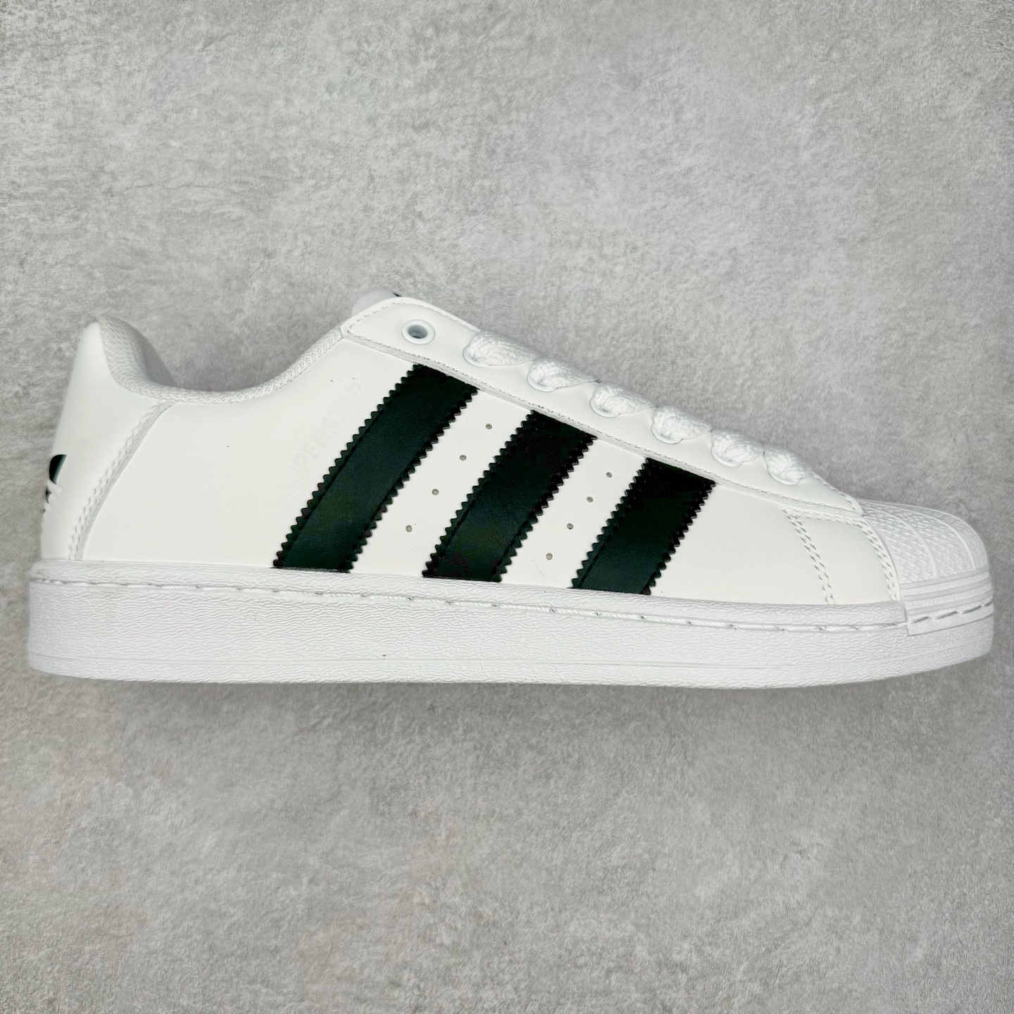 图片[6]-＃S1 AD Originals Superstar 经典复古贝壳头板鞋 诞生于1969年 是第一双将全皮面鞋 身与橡胶鞋头结合在一起的低帮篮球鞋 Superstar最开始 是作为高帮篮球鞋Pro Model的低帮版本而出现的 但因为其独特和醒目的橡胶鞋头造型而让大家熟知 被大家形象地称为\\\”shelltoe\\\”贝壳头 在70年代的美国职业篮球场上 接近3/4的NBA球员都将这双Superstar作为场上用鞋 80年代之后 经过不断的改良和发展 Superstar逐渐成为横跨时装、音乐、街头文化、休闲和运动等各大领域的时尚潮鞋 尺码：36 36.5 37 38 38.5 39 40 40.5 41 42 42.5 43 44 44.5 45-选品中心