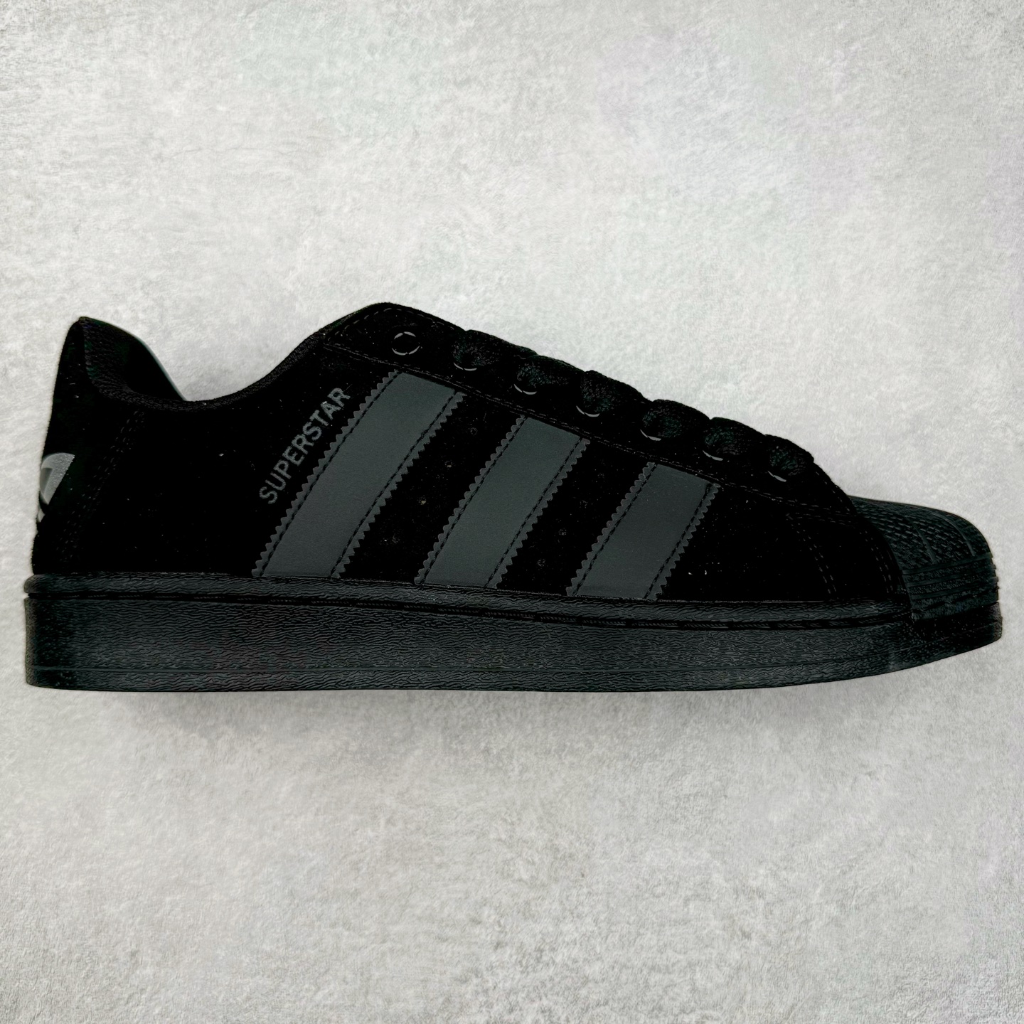 图片[4]-＃S1 AD Originals Superstar 经典复古贝壳头板鞋 诞生于1969年 是第一双将全皮面鞋 身与橡胶鞋头结合在一起的低帮篮球鞋 Superstar最开始 是作为高帮篮球鞋Pro Model的低帮版本而出现的 但因为其独特和醒目的橡胶鞋头造型而让大家熟知 被大家形象地称为\\\”shelltoe\\\”贝壳头 在70年代的美国职业篮球场上 接近3/4的NBA球员都将这双Superstar作为场上用鞋 80年代之后 经过不断的改良和发展 Superstar逐渐成为横跨时装、音乐、街头文化、休闲和运动等各大领域的时尚潮鞋 尺码：36 36.5 37 38 38.5 39 40 40.5 41 42 42.5 43 44 44.5 45-选品中心