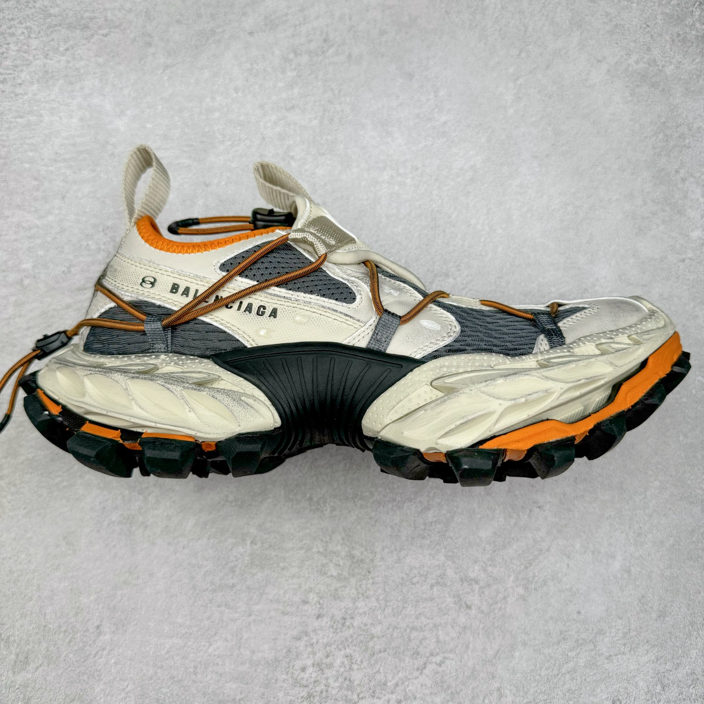 ＃VG零售版 Balenciaga Hike 巴黎世家圆头厚底低帮老爹鞋 全套原纸板楦头开发 最原汁原味的灵魂版型 全鞋荧光划线卡点 胶水把控整洁度追求极致完美 每一双都是工艺品 多重QC质检 超越公司货的品控标准 实实在在的免检产品 原盒原配 正确字体电绣 粗细、位置、大小正确 侧边TPU 透气孔匹配意产原版 正确分离大底 TPU软底 原版一致大底LOGO 立体感十足 原厂皮料水洗做旧 采购原厂网纱 偏大一码 尺码：35 36 37 38 39 40 41 42 43 44 45 46-选品中心