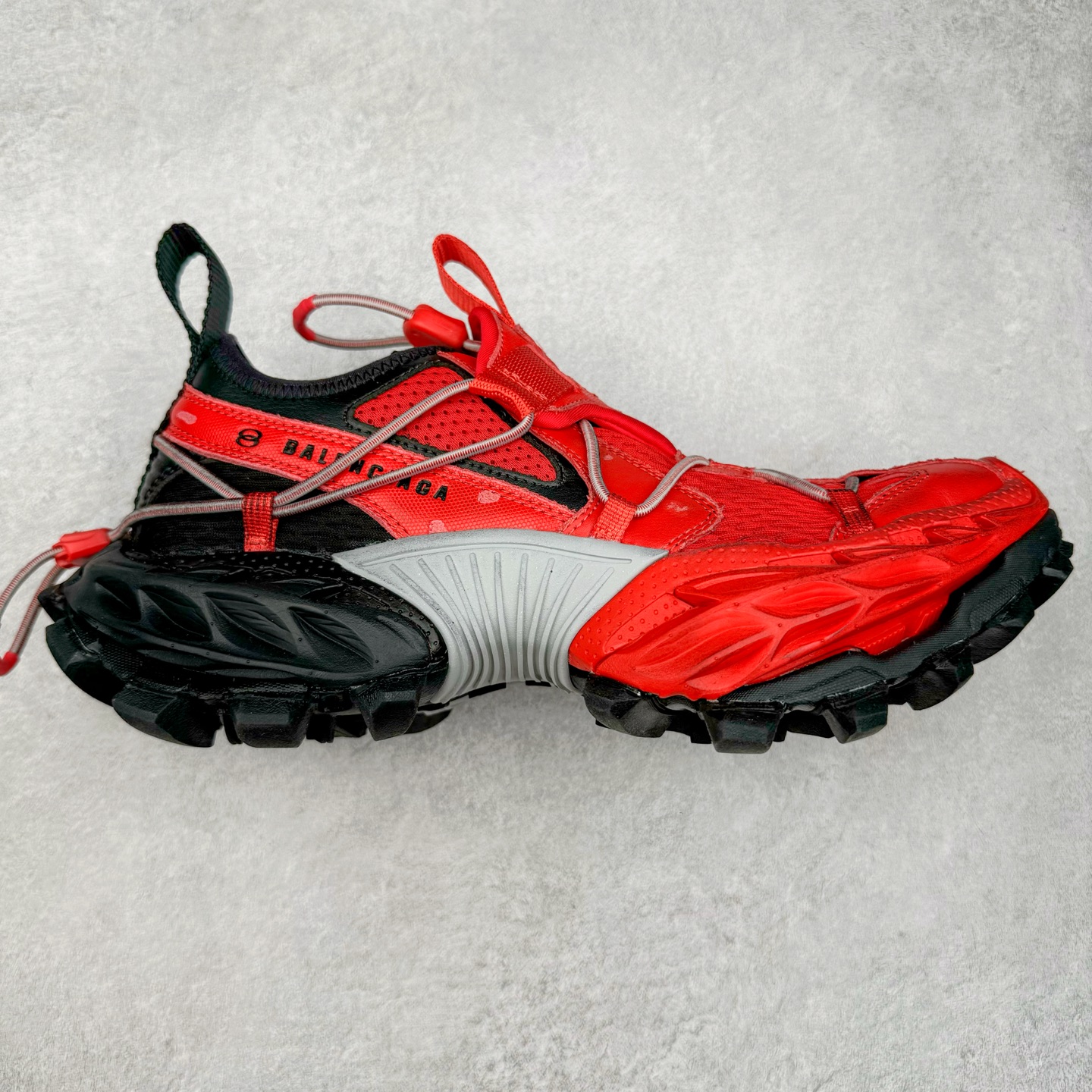 ＃VG零售版 Balenciaga Hike 巴黎世家圆头厚底低帮老爹鞋 全套原纸板楦头开发 最原汁原味的灵魂版型 全鞋荧光划线卡点 胶水把控整洁度追求极致完美 每一双都是工艺品 多重QC质检 超越公司货的品控标准 实实在在的免检产品 原盒原配 正确字体电绣 粗细、位置、大小正确 侧边TPU 透气孔匹配意产原版 正确分离大底 TPU软底 原版一致大底LOGO 立体感十足 原厂皮料水洗做旧 采购原厂网纱 偏大一码 尺码：35 36 37 38 39 40 41 42 43 44 45 46-选品中心