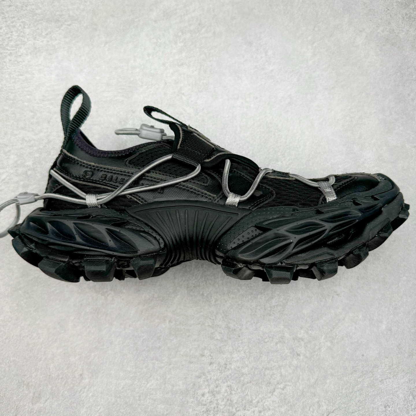 ＃VG零售版 Balenciaga Hike 巴黎世家圆头厚底低帮老爹鞋 全套原纸板楦头开发 最原汁原味的灵魂版型 全鞋荧光划线卡点 胶水把控整洁度追求极致完美 每一双都是工艺品 多重QC质检 超越公司货的品控标准 实实在在的免检产品 原盒原配 正确字体电绣 粗细、位置、大小正确 侧边TPU 透气孔匹配意产原版 正确分离大底 TPU软底 原版一致大底LOGO 立体感十足 原厂皮料水洗做旧 采购原厂网纱 偏大一码 尺码：35 36 37 38 39 40 41 42 43 44 45 46-选品中心