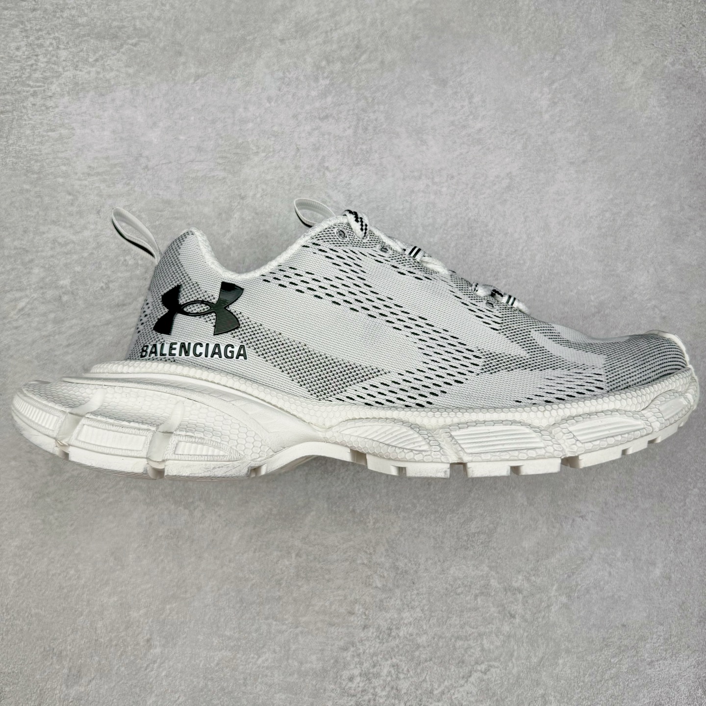 ＃VG零售版 BALENCIAGA 3XL Sneakers 巴黎世家十代网布系带低帮走秀复古老爹鞋 全套原纸板楦头开发 最原汁原味的灵魂版型 全鞋荧光划线卡点 胶水把控整洁度追求极致完美 每一双都是工艺品 多重QC质检 超越公司货的品控标准 实实在在的免检产品 原盒原配 正确字体电绣 粗细、位置、大小正确 侧边TPU 透气孔匹配意产原版 正确分离大底 TPU软底 原版一致大底LOGO 立体感十足 原厂皮料水洗做旧 采购原厂网纱 不含皮革 网布材料和聚氨酯 磨损效果 鞋头边缘和后帮 Balenciaga 徽标 鞋面和后跟凸印尺码 鞋舌 3XL 橡胶品牌标识和反光细节 鞋帮拉袢和鞋舌拉祥 配反光细节 备用鞋带在鞋履前侧 可在穿着前取下 便于不同造型搭配 正常尺码 尺码：35 36 37 38 39 40 41 42 43 44 45 46-选品中心